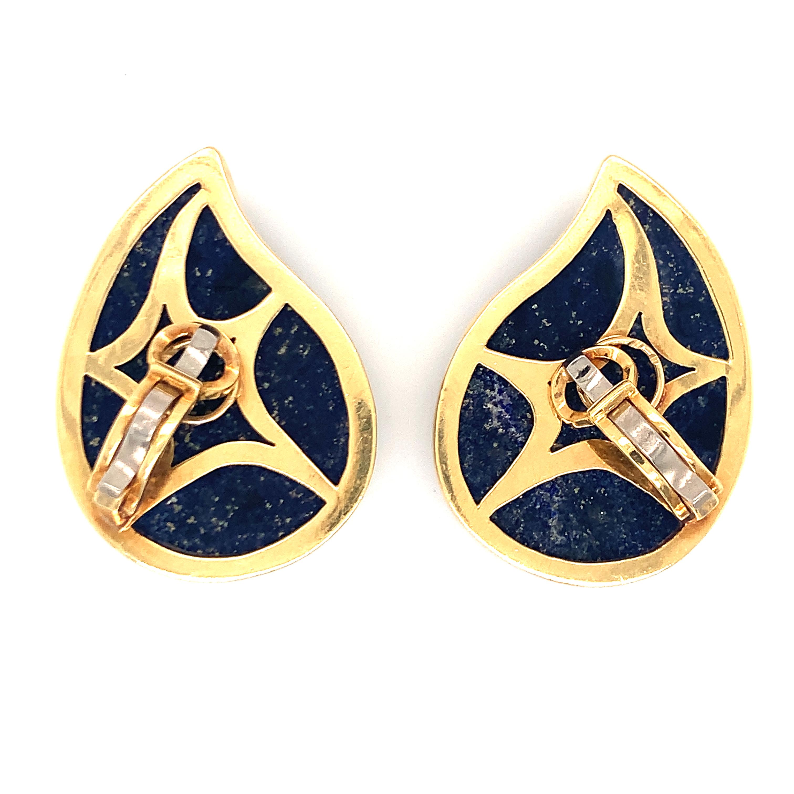 Ein Paar Ohrringe aus Lapislazuli und Diamanten aus 18 Karat Gelbgold mit zwei tropfenförmigen Lapis-Steinen, die mit 48 einzelnen Diamanten im Rundschliff von insgesamt 1,50 Karat verziert sind. Ca. 1970er Jahre.

Eindrucksvoll, glänzend,