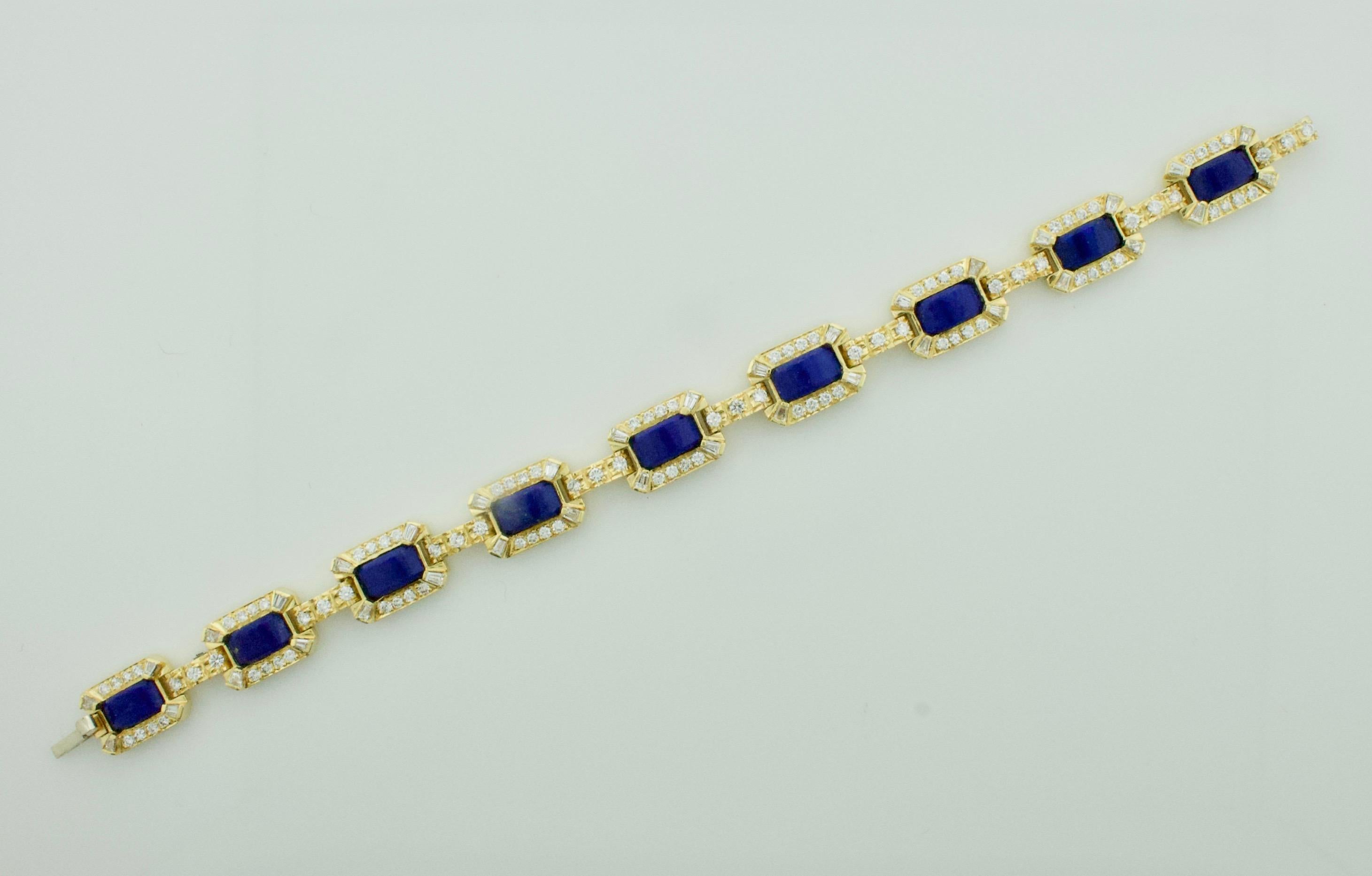 Rehaussez votre collection de bijoux avec notre exquis bracelet en lapis-lazuli et diamants, une fusion rayonnante de luxe et de sophistication. Réalisé en or jaune 18 carats, ce bracelet témoigne d'une élégance intemporelle et d'un savoir-faire