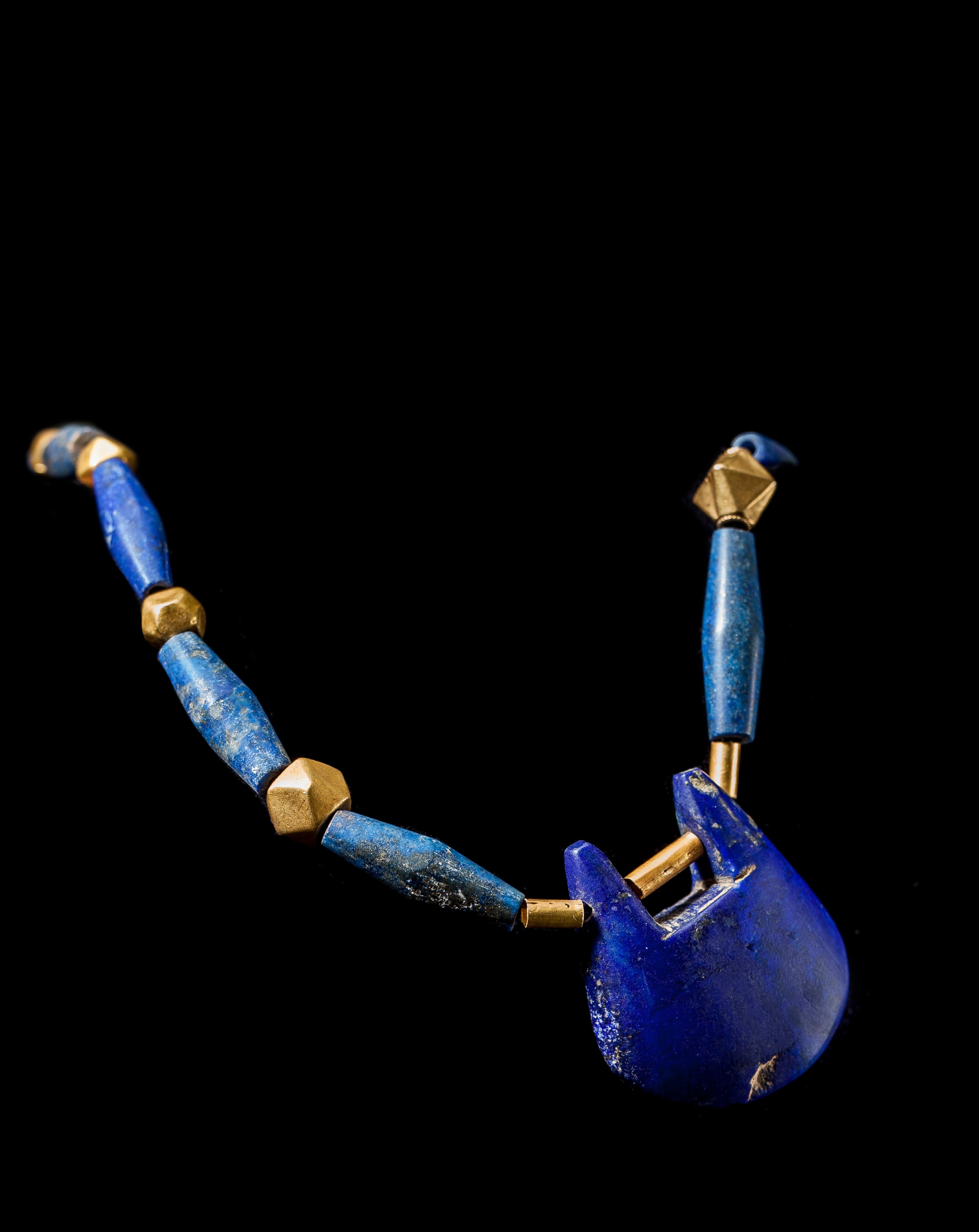 Halskette aus Lapislazuli und Gold mit großem Lapis-Anhänger (Gemischter Schliff) im Angebot