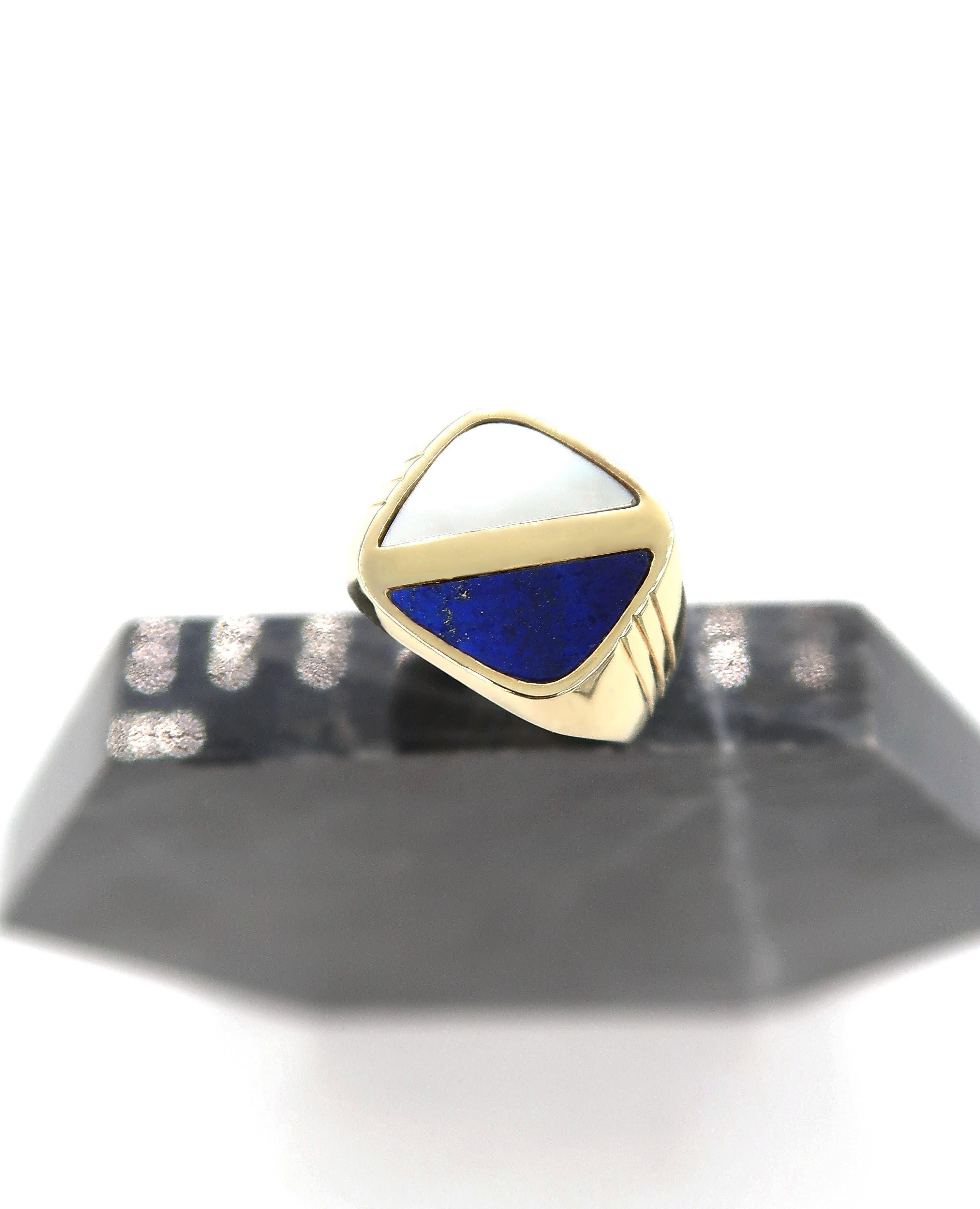 Lapis Lazuli and Mother of Pearl Rounded Square Mens Signet Ring in 14 Karat Yellow Gold

Please let us know should you wish to have the ring resized or engraved. 

Ring Size: US 9.5 / UK S

Gold: 14K, 5.61 g
Mother of Pearl: 1 piece
Lapis Lazuli: 1