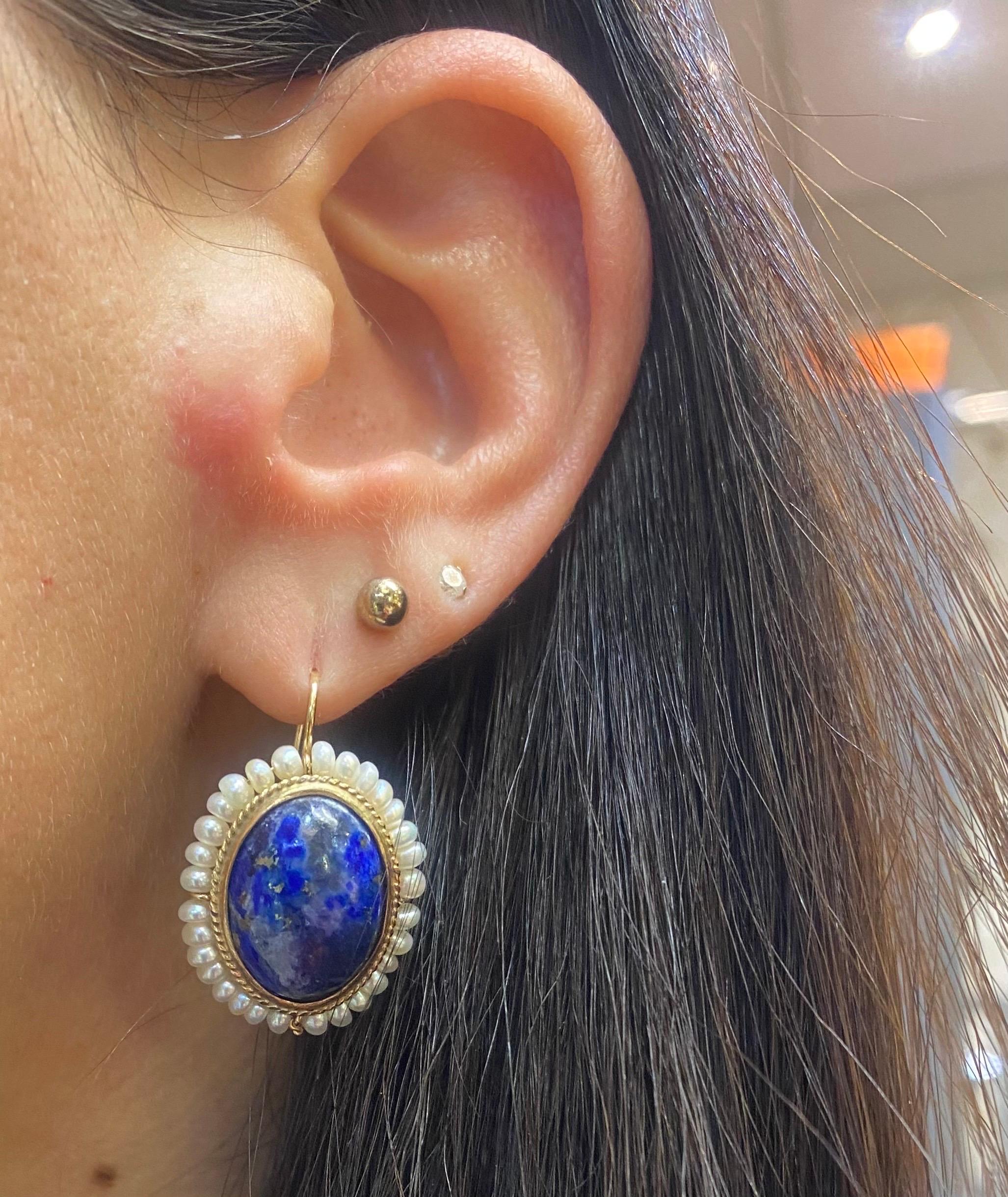 Boucles d'oreilles en lapis-lazuli et perles

Paire de boucles d'oreilles en or jaune ornées de pierres ovales en lapis-lazuli et de perles.

Longueur approximative : 1 