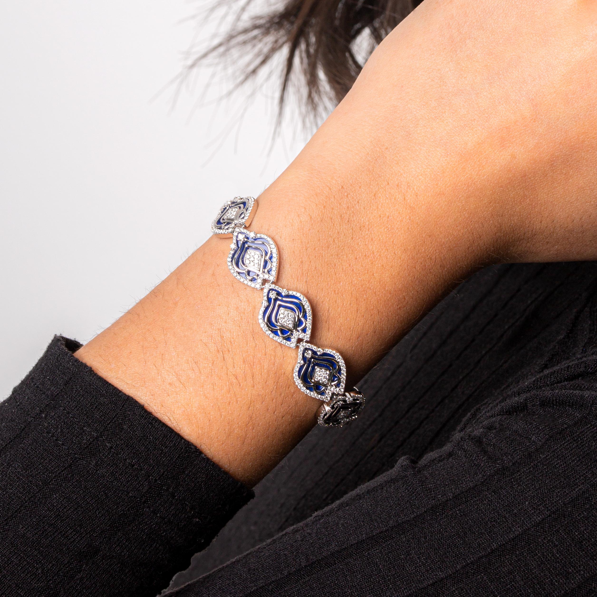 Bracelet in 18kt white gold set with 128 diamonds 1.14 cts and 2 lapis lazuli 17.78 ct