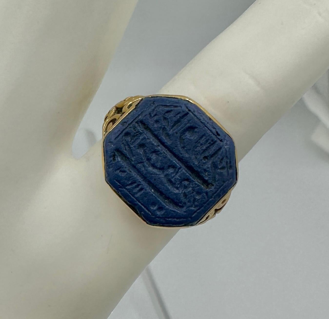 Néo-égyptien Bague Heiroglyphique arabe néo-égyptien ancienne en or 18 carats et lapis-lazuli en vente