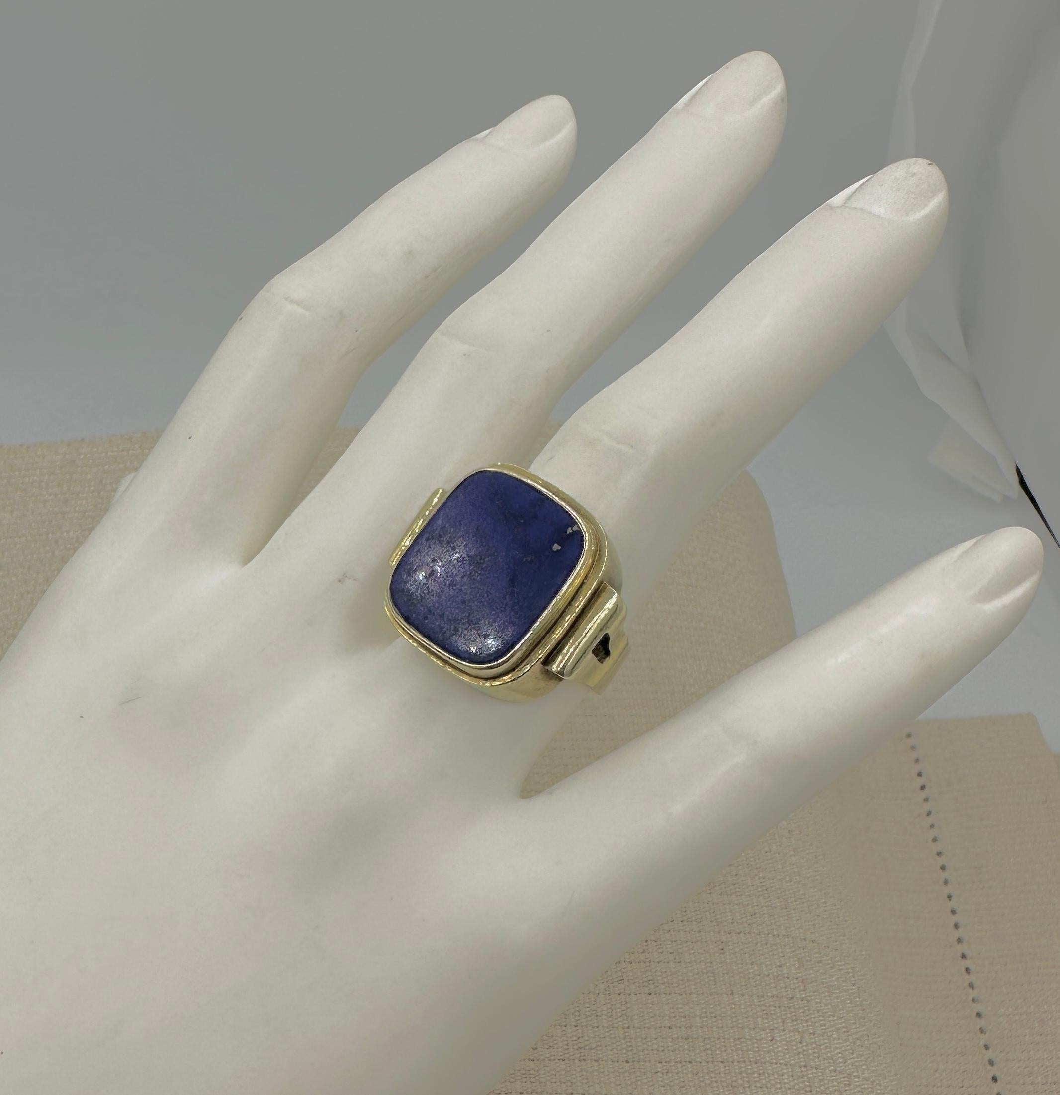 Lapis Lazuli Art Deco Ring Antique 14 Karat Yellow Gold In Excellent Condition For Sale In New York, NY