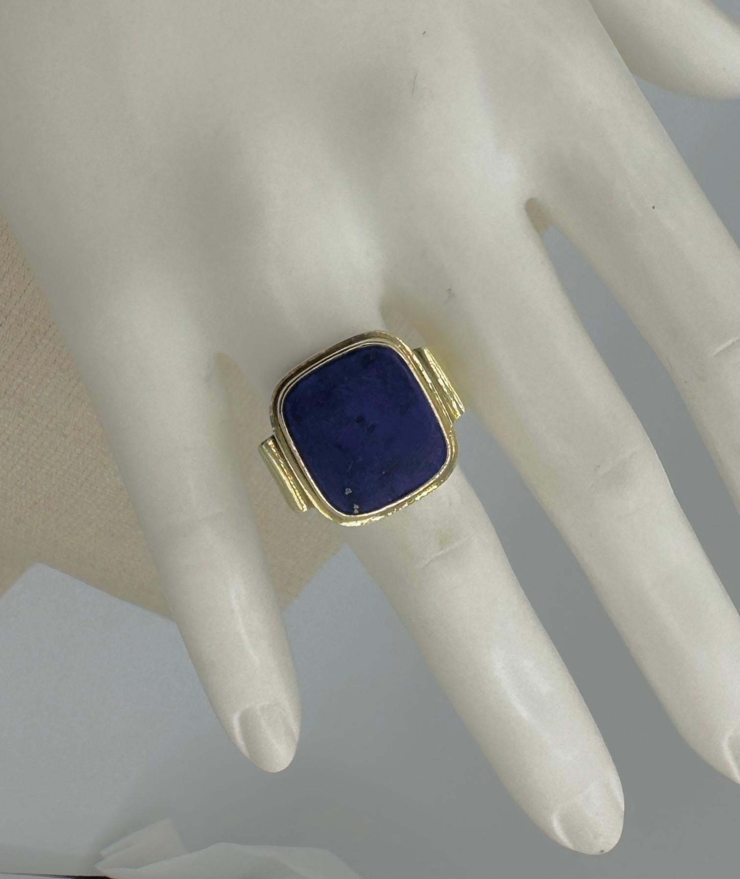 Women's or Men's Lapis Lazuli Art Deco Ring Antique 14 Karat Yellow Gold For Sale