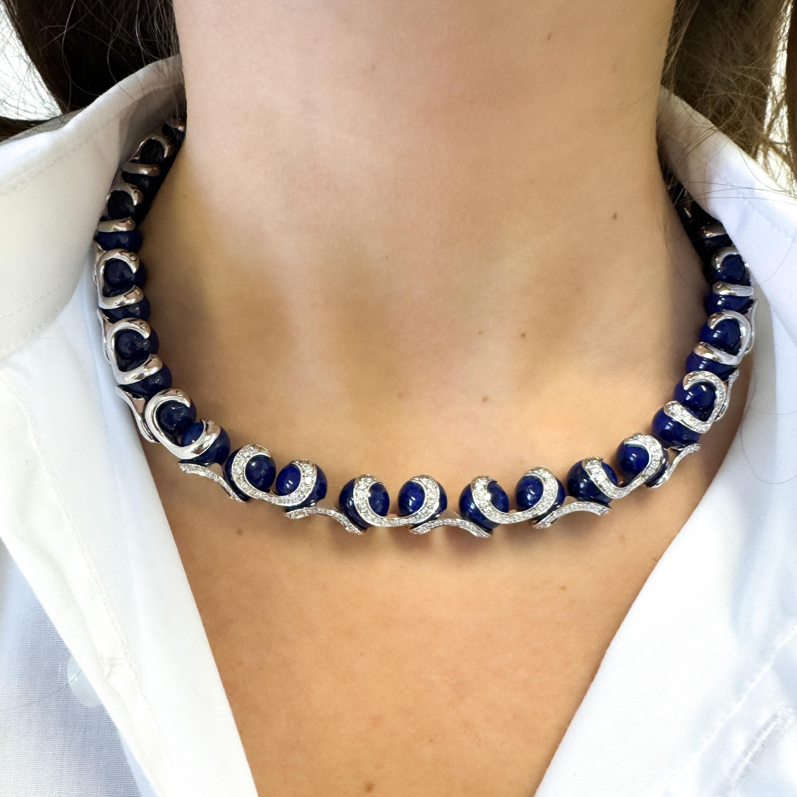 Firmato Bibigi, un sorprendente e impeccabile girocollo in lapislazzuli incastonato in oro bianco massiccio 18 carati. Questa collana è caratterizzata da 41 pietre di lapislazzuli di un blu intenso e ricco, ciascuna tagliata con precisione a 10 mm,