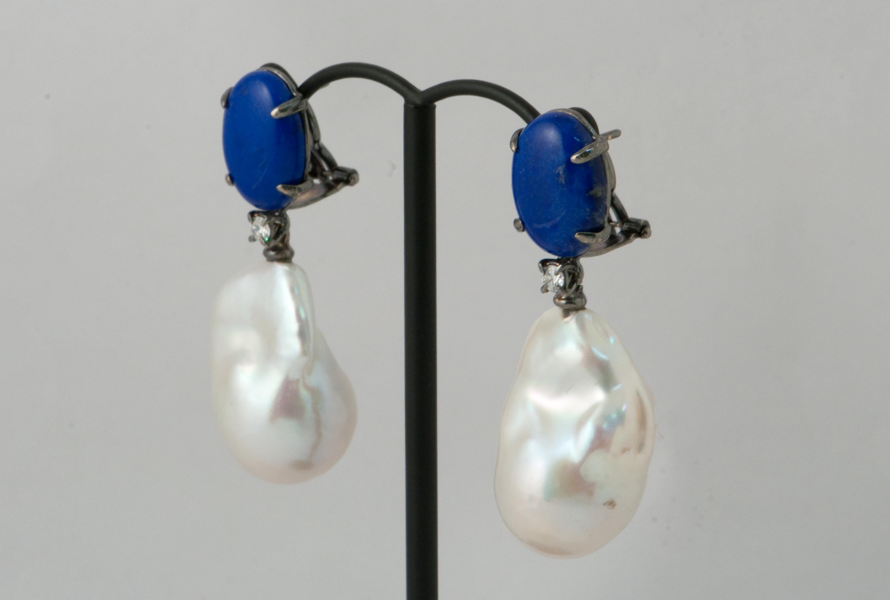 Discover Lapis Lazuli, White Diamond 0.16 ct, Baroque Pearls, Black Gold 18 ct
These earrings very simple are of absolute comfort ,their leightnesses are very pleasant.
You can wear clip and pic or both at the same time. The pearls are of great