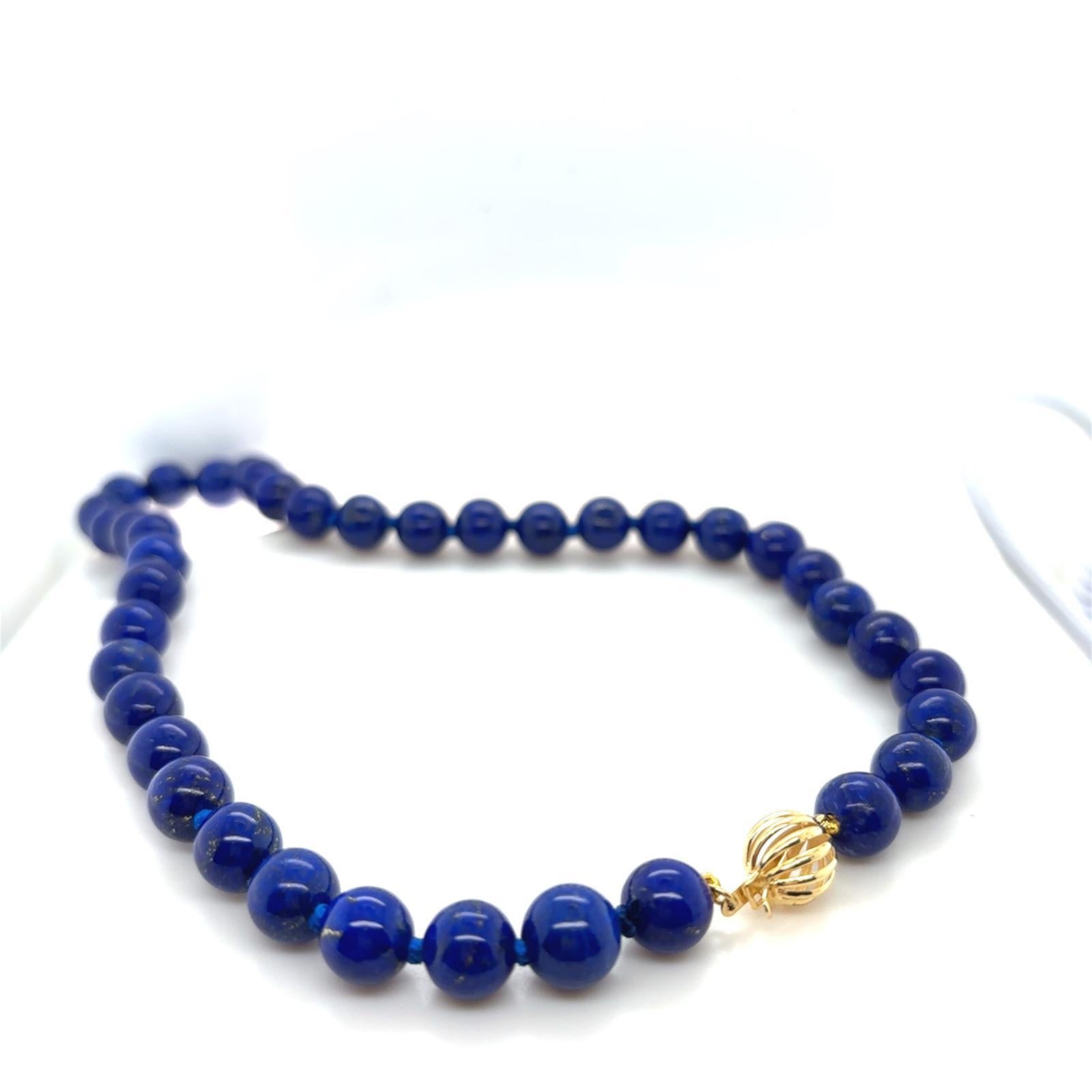 Collana di perle di lapislazzuli con chiusura in oro giallo 18 carati.

I lapislazzuli sono annodati due volte per estetica e sicurezza con un filo blu scuro che si abbina perfettamente al colore delle perline.

Le perle circolari sono delicatamente