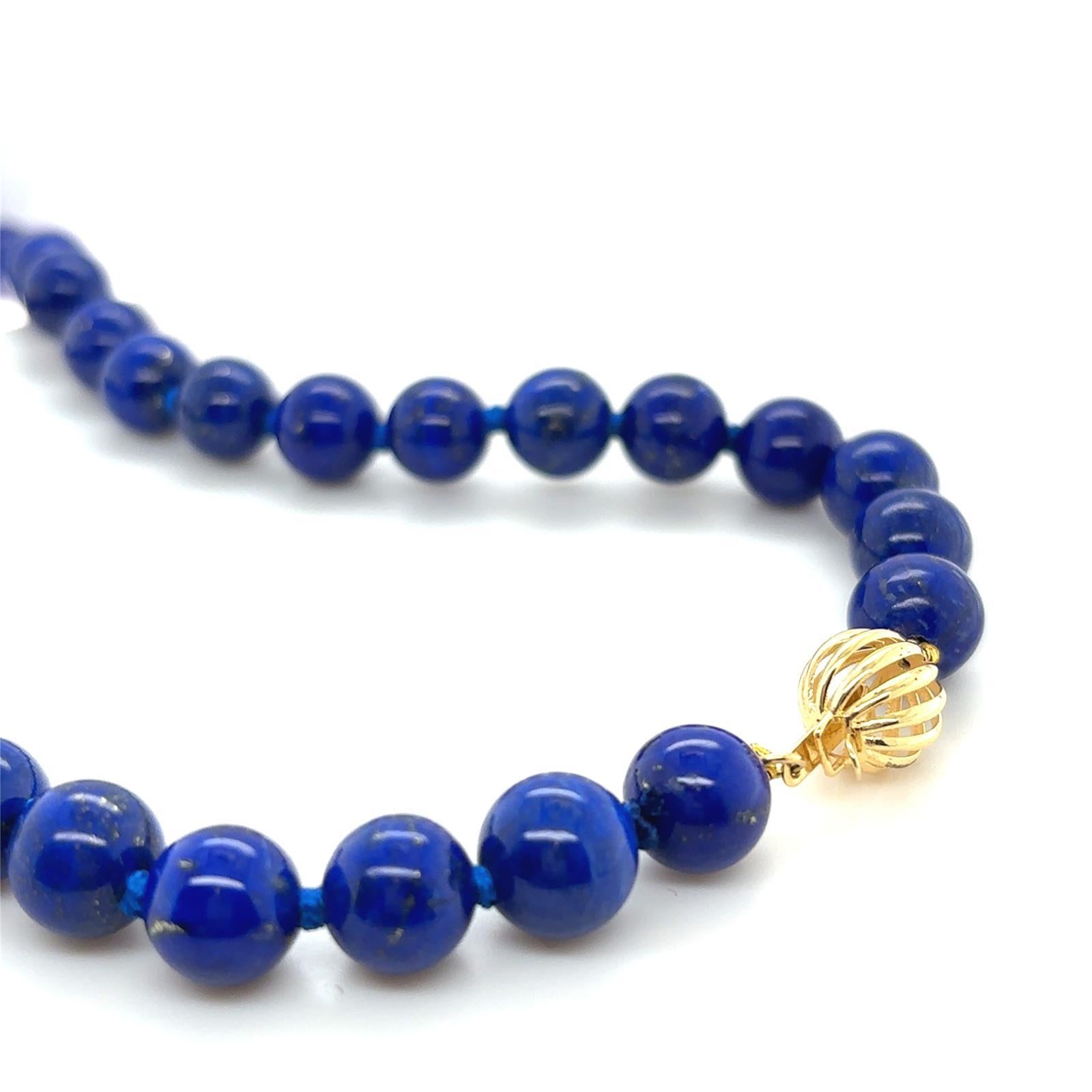 Moderno Collana di perle di lapislazzuli con chiusura in oro giallo 18 carati in vendita