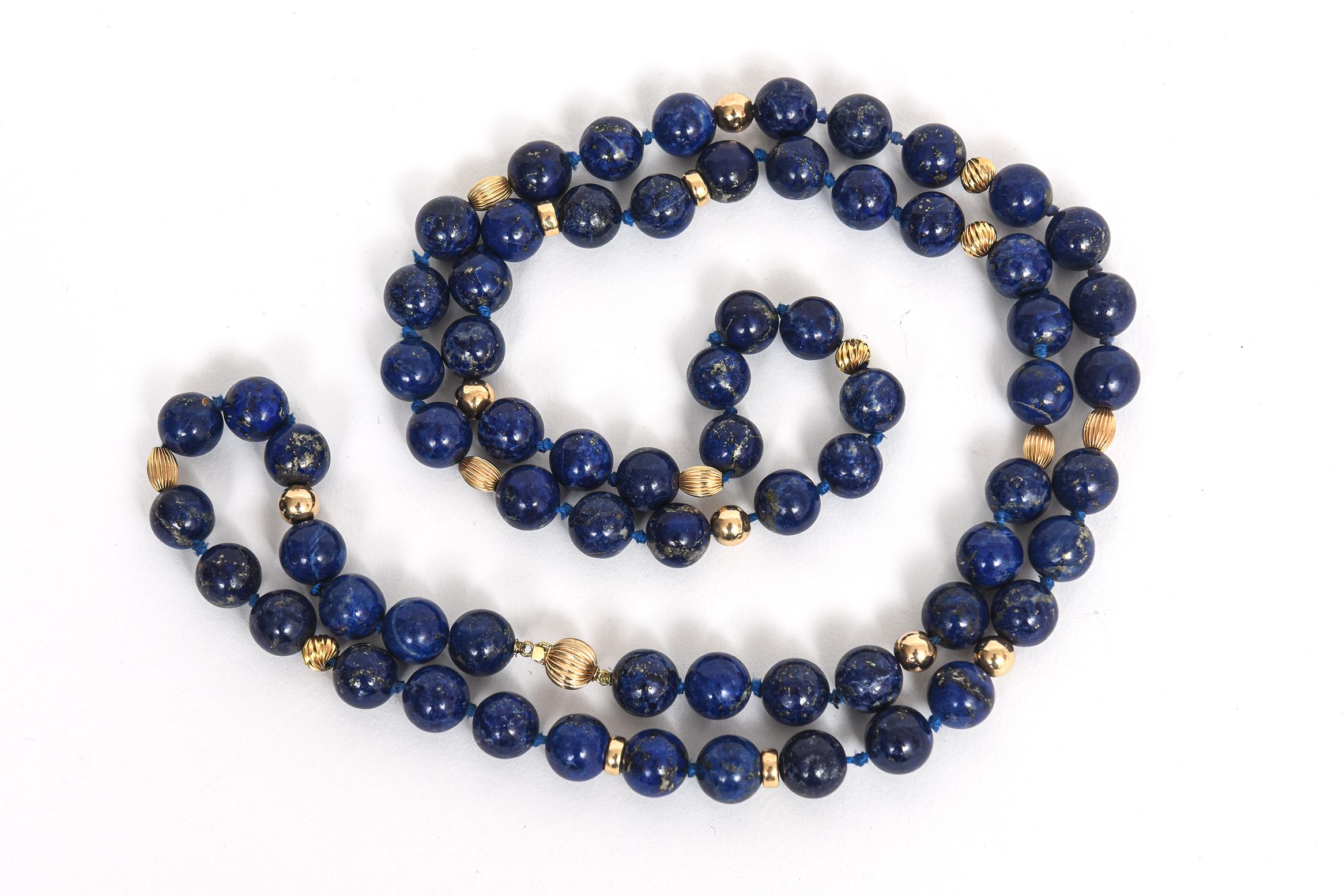38 Zoll lange Lapislazuli 10,5 - 11mm Perlen mit 14k Gold Perlen parfümiert, die in einem 14k Gelbgold geriffelten Druckknopf Zunge Verschluss endet.  Der Strang wird verknotet.