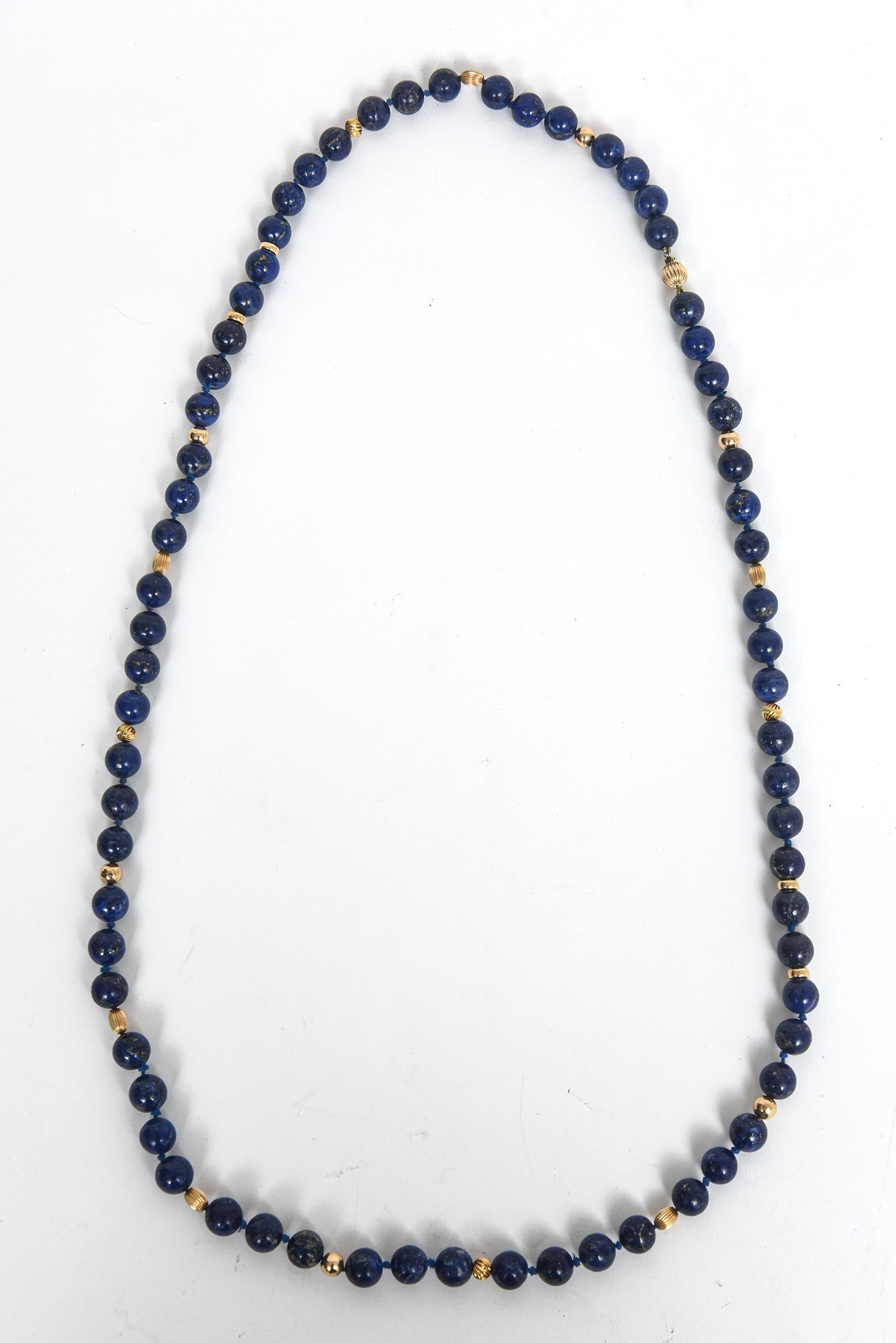 Lapislazuli Perle Gelbgold Halskette im Zustand „Relativ gut“ in Miami Beach, FL