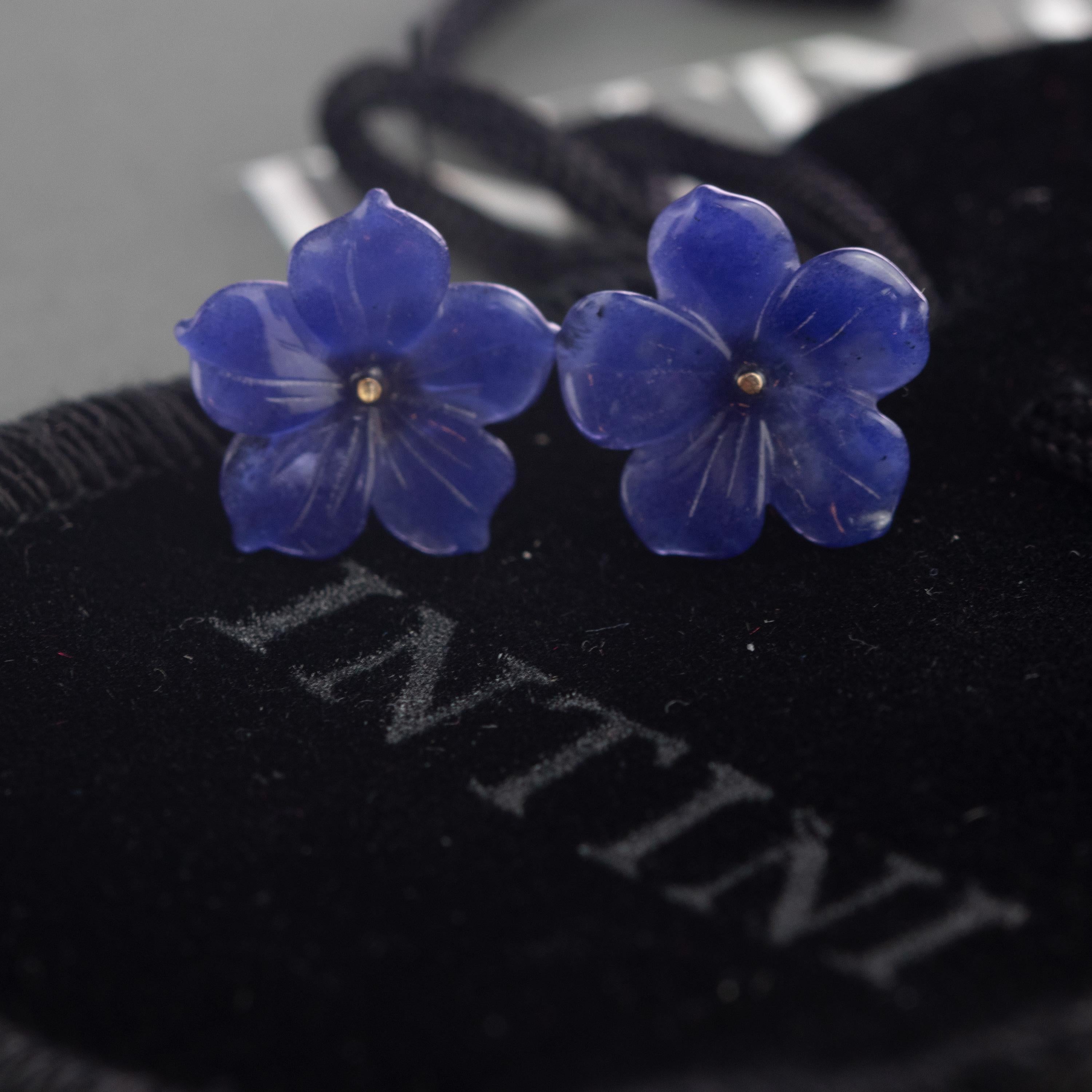 Astonishing natural Lapis Lazuli blue flowers stud handmade earrings, Carved petals that evoke the italian handmade traditional jewelry work.

Beautiful and delicate design that evokes the roots of beauty that are gradually woven to achieve a