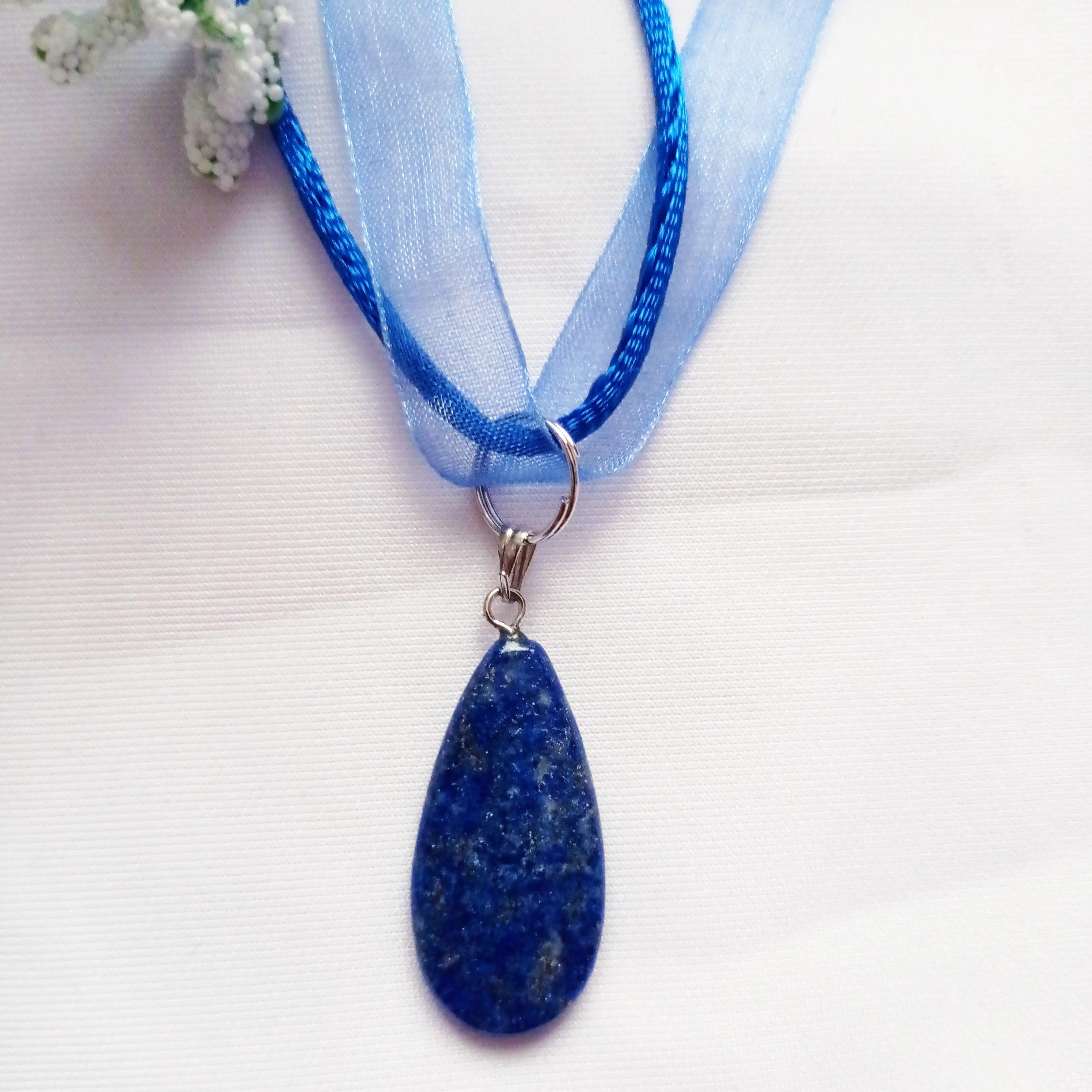 Collana con nastro blu di lapislazzuli  da nlanlaVictory In condizioni Nuovo in vendita a London, GB
