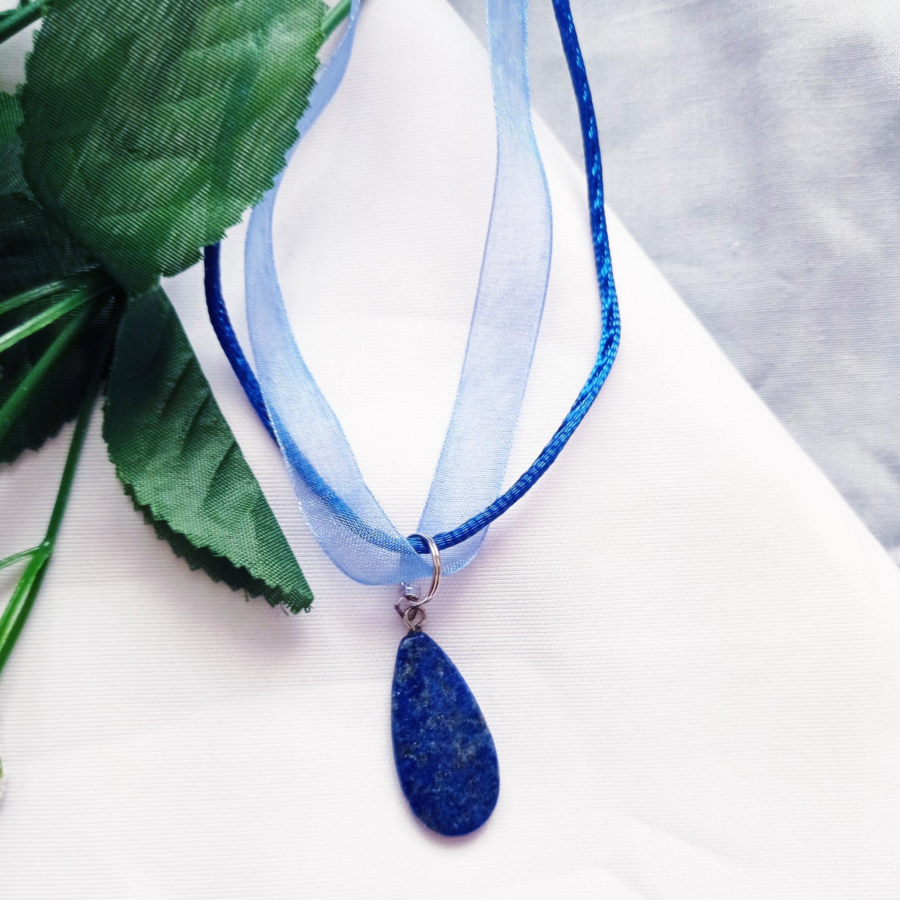 Donna Collana con nastro blu di lapislazzuli  da nlanlaVictory in vendita