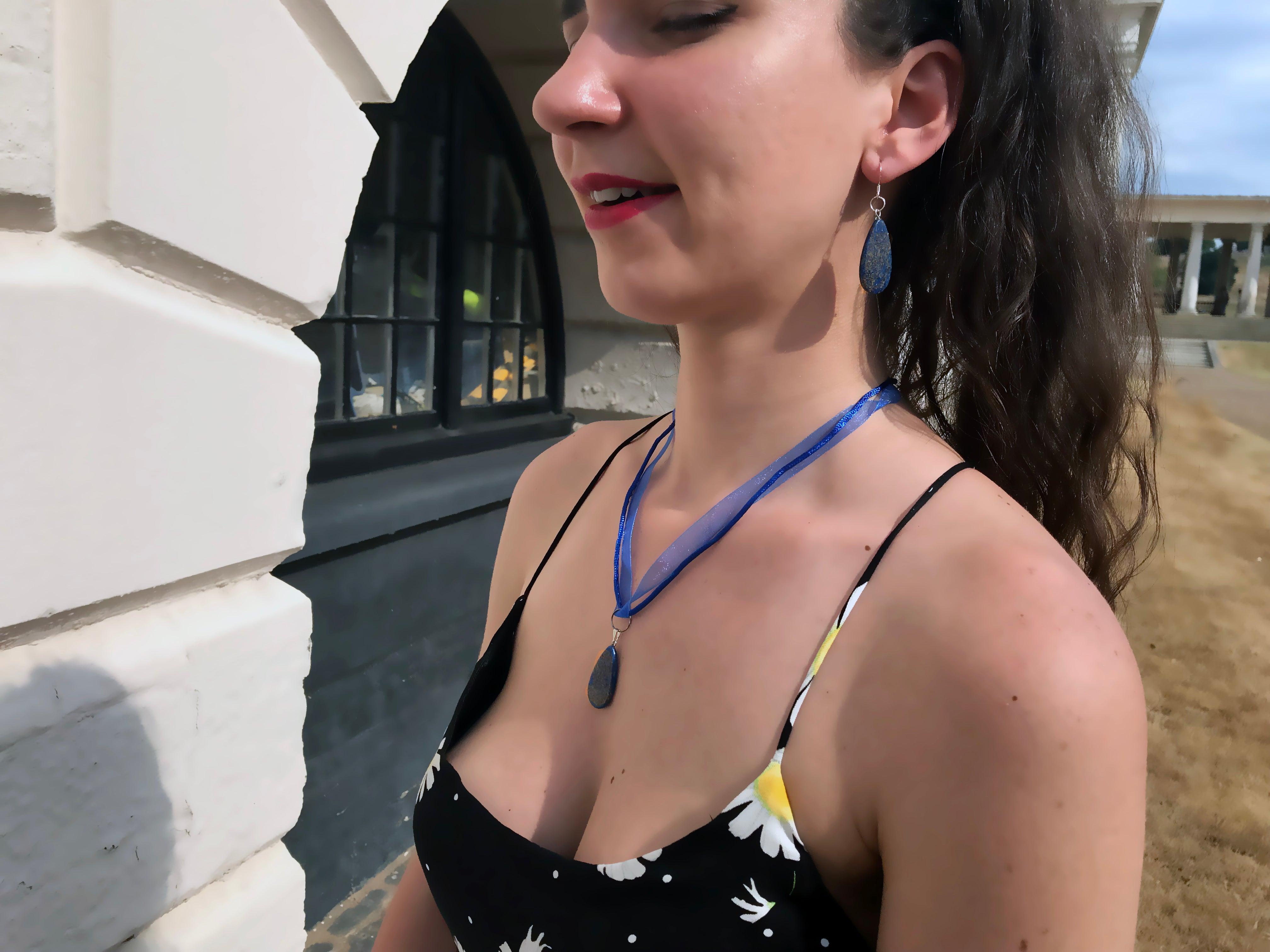 Collana con nastro blu di lapislazzuli  da nlanlaVictory in vendita 2
