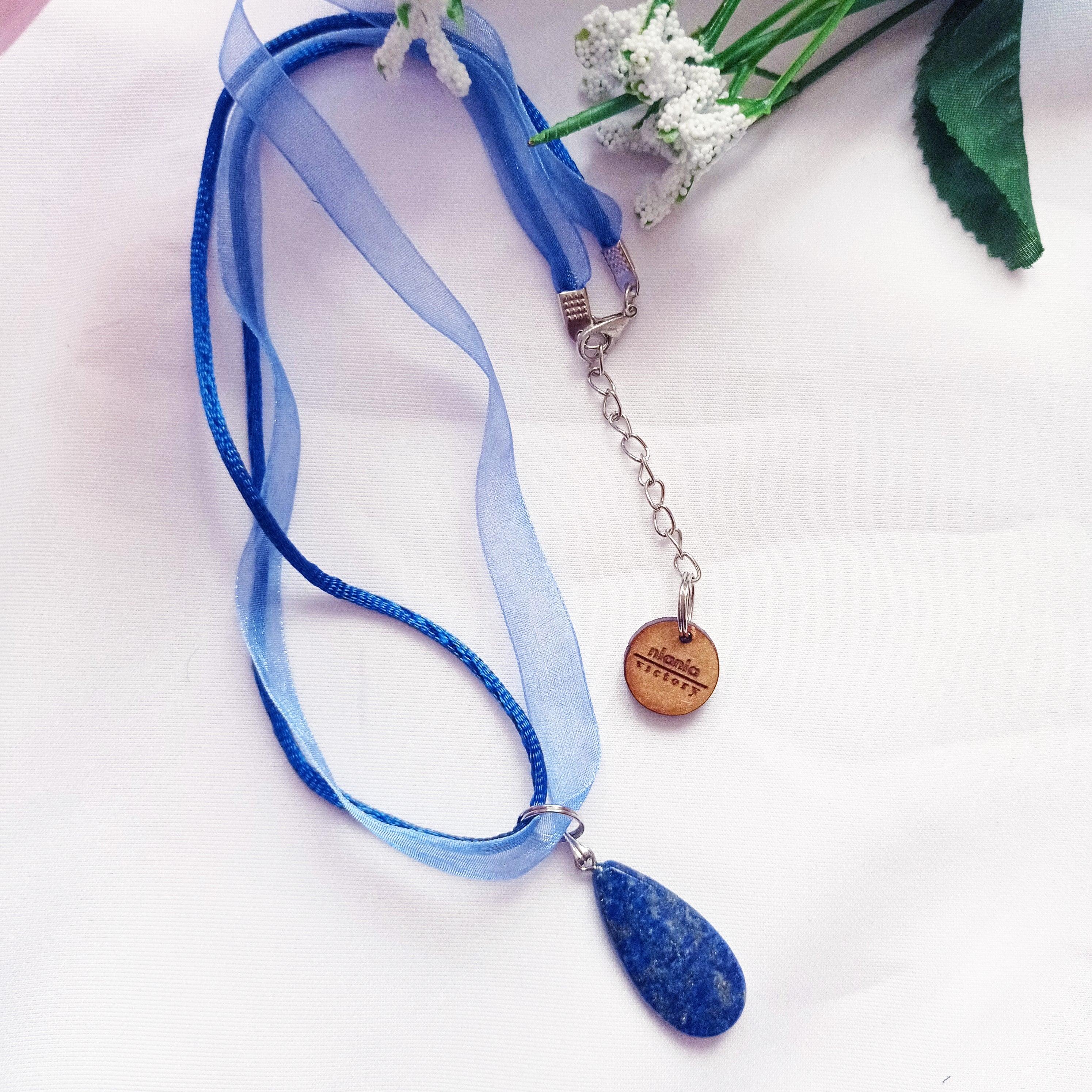 Collana con nastro blu di lapislazzuli  da nlanlaVictory in vendita 3