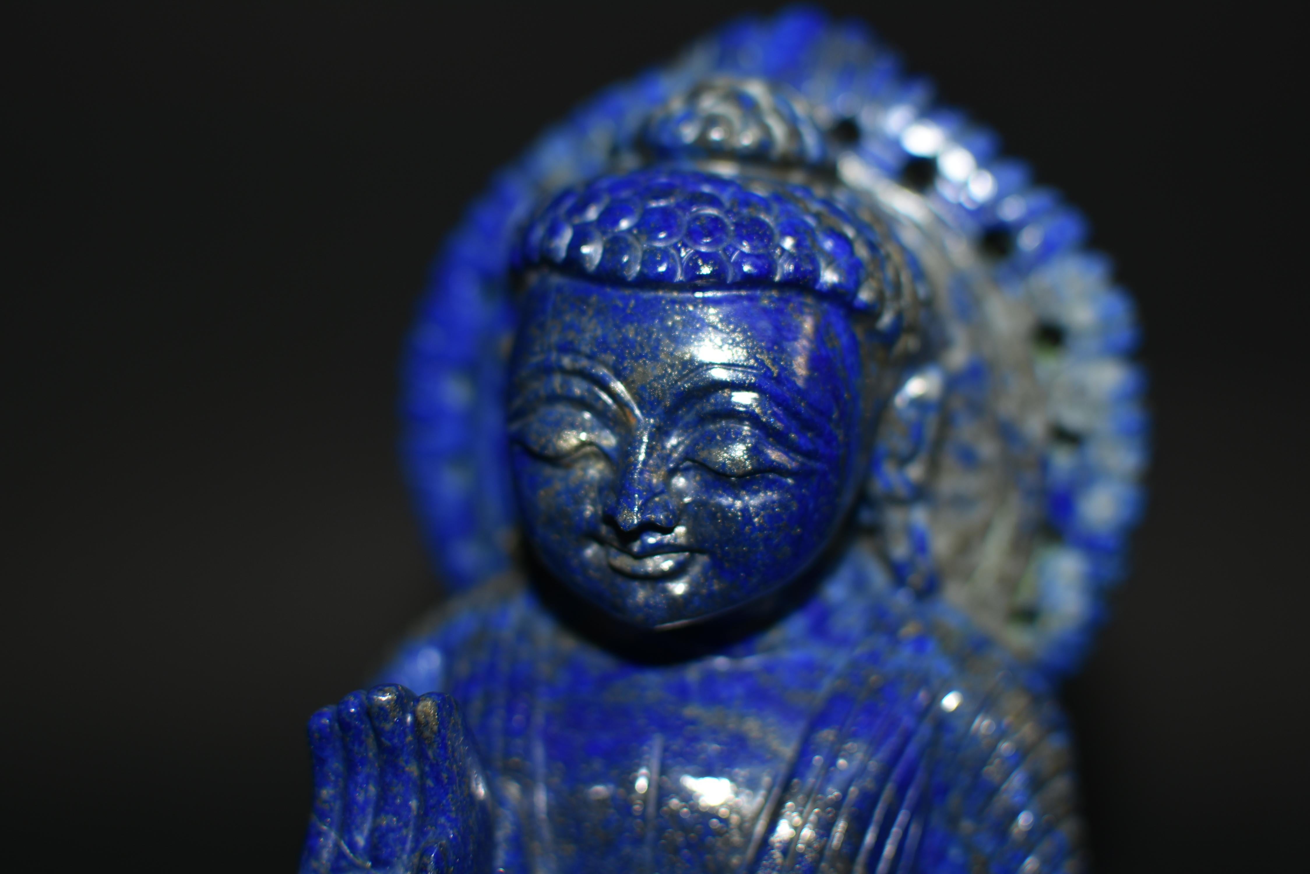 Buddha-Statue aus Lapislazuli, handgeschnitzt, 6 lbs im Angebot 7