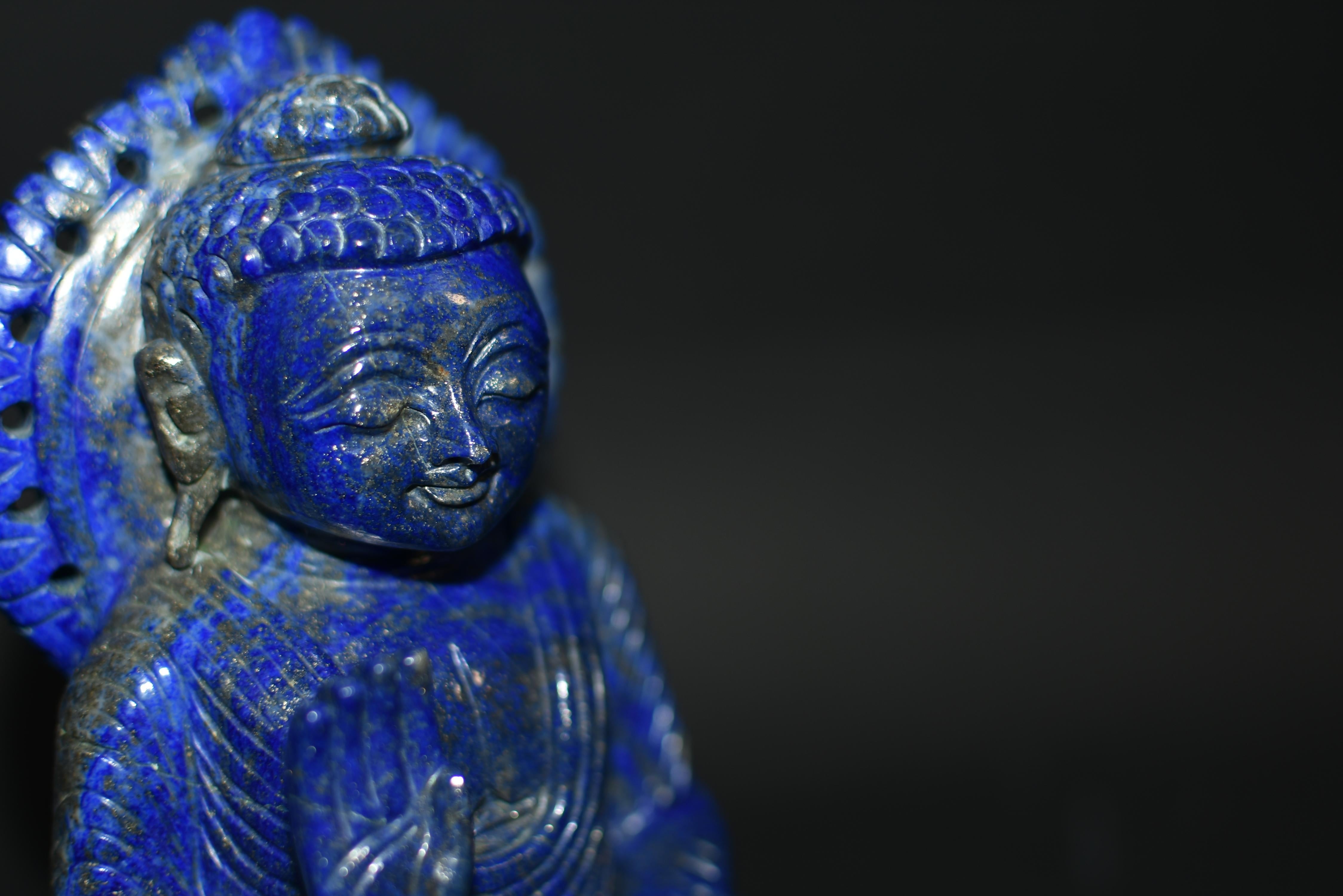 Buddha-Statue aus Lapislazuli, handgeschnitzt, 6 lbs (Handgeschnitzt) im Angebot