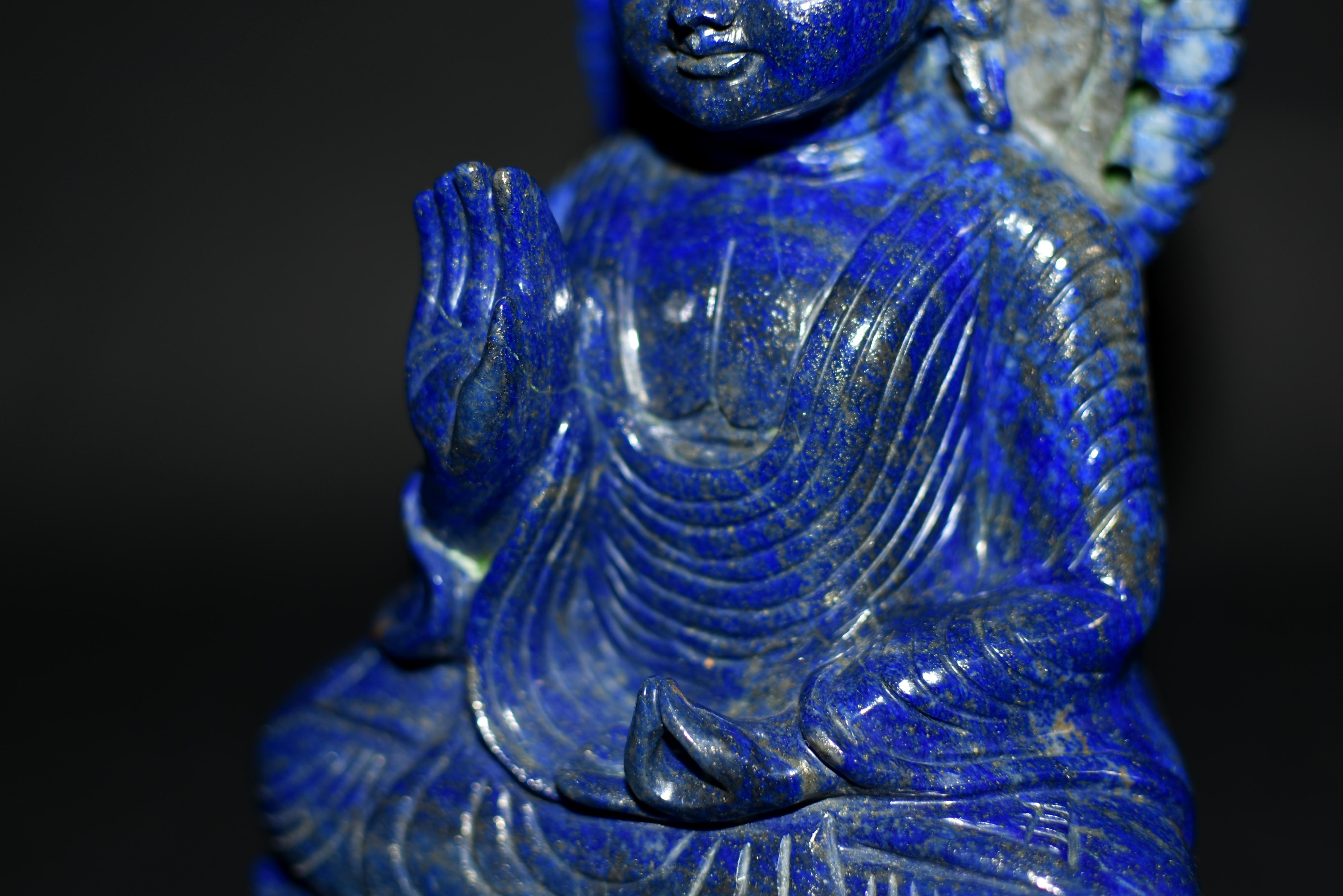 Buddha-Statue aus Lapislazuli, handgeschnitzt, 6 lbs (Lapis Lazuli) im Angebot