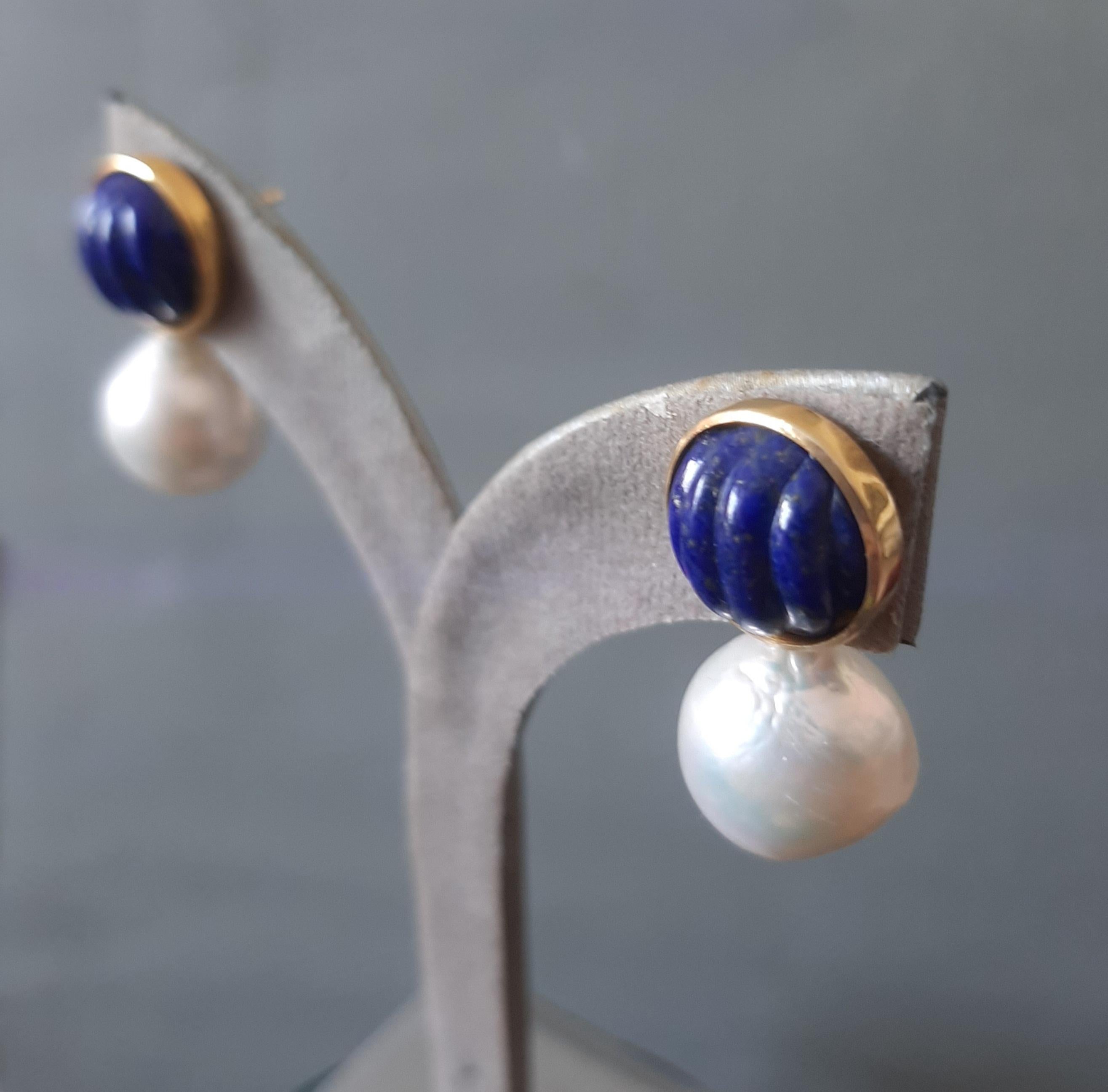 Artisan Boucles d'oreilles en Lapis Lazuli et Perles Baroques Blanches 14k en or massif en vente