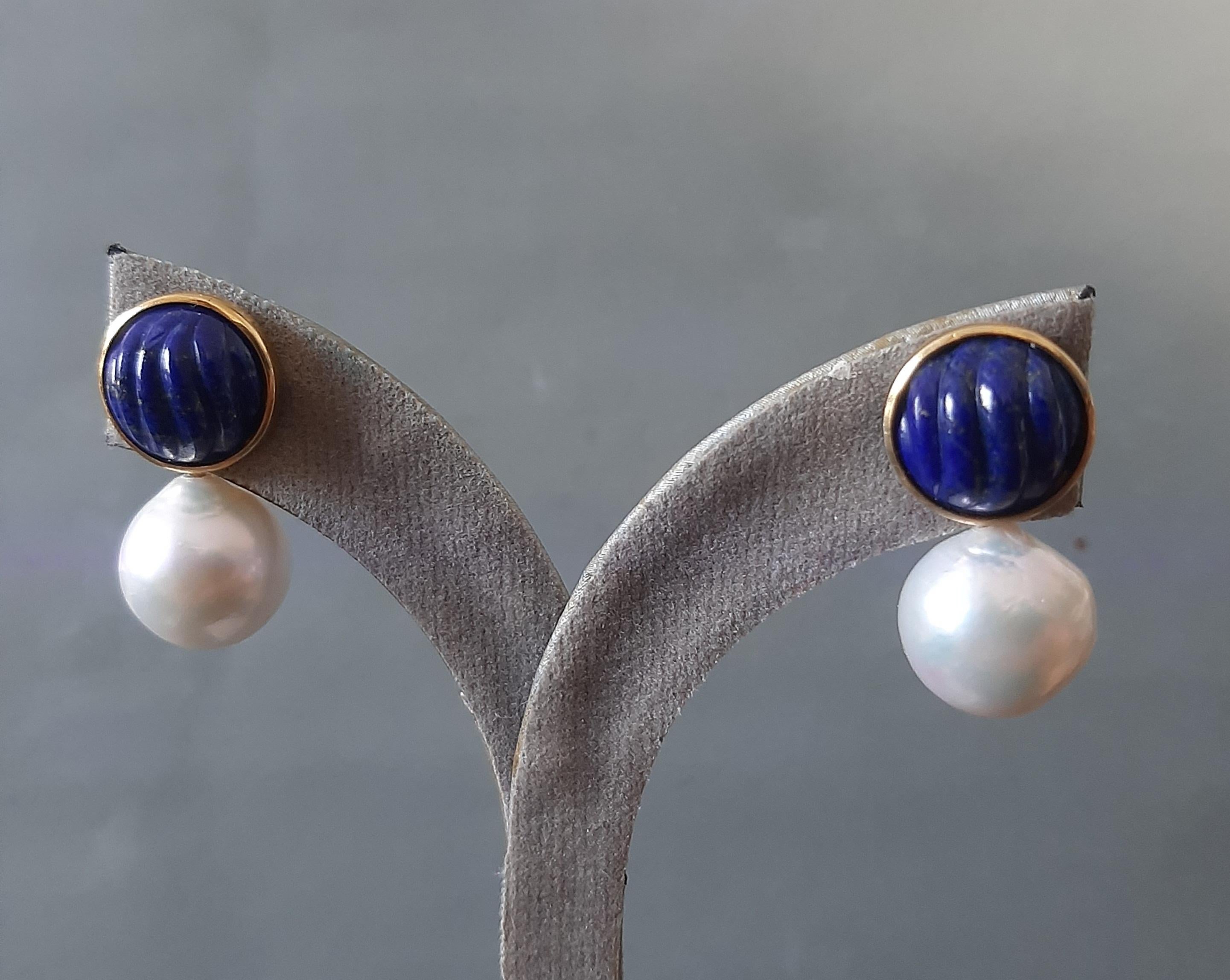 Taille ronde Boucles d'oreilles en Lapis Lazuli et Perles Baroques Blanches 14k en or massif en vente