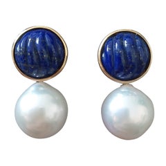 Orecchini con perle barocche bianche intagliate di lapislazzuli in oro massiccio 14k