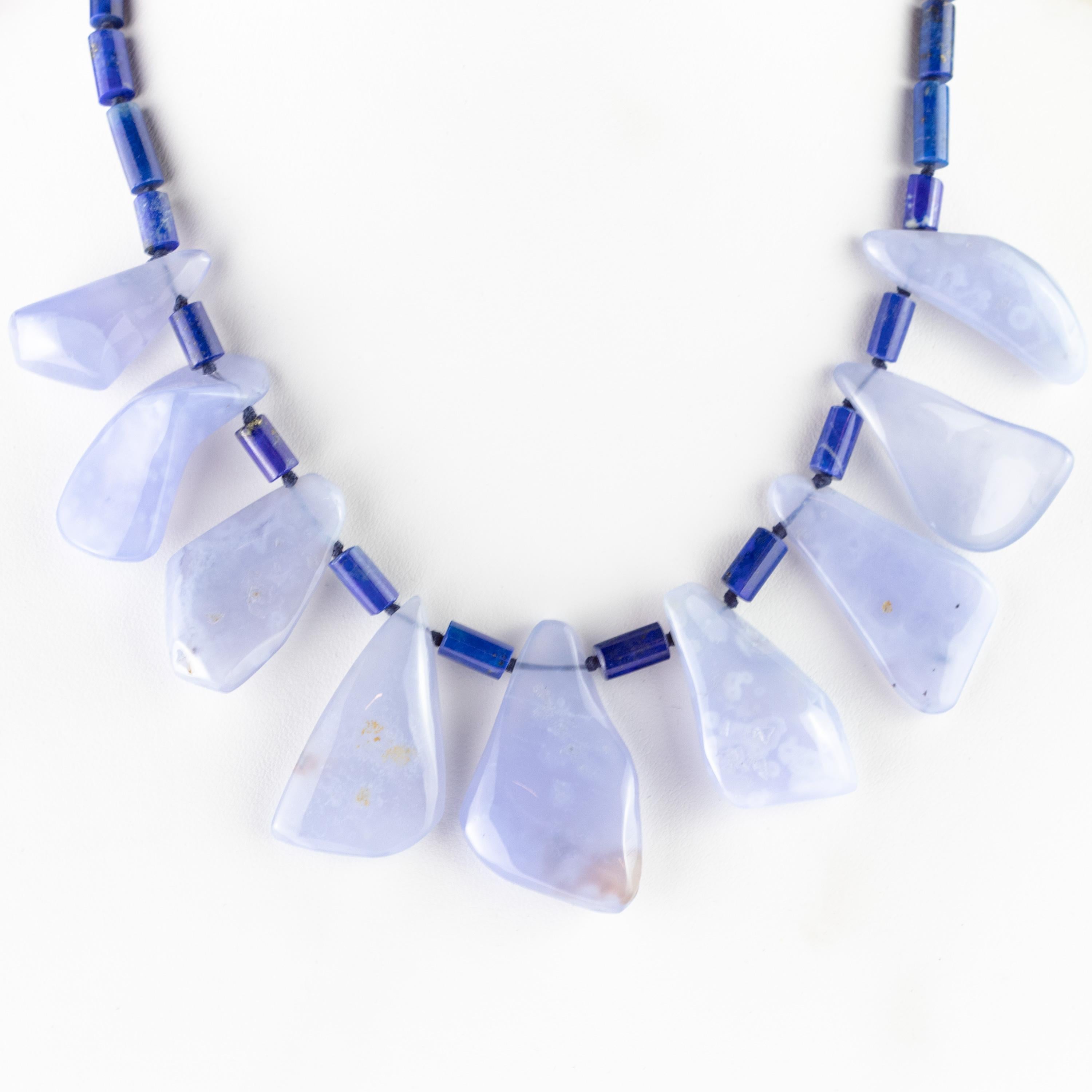 Anglo-indiano Collana in Lapislazzuli Calcedonio fatta a mano in Argento Tribale Guerriero Audace in vendita