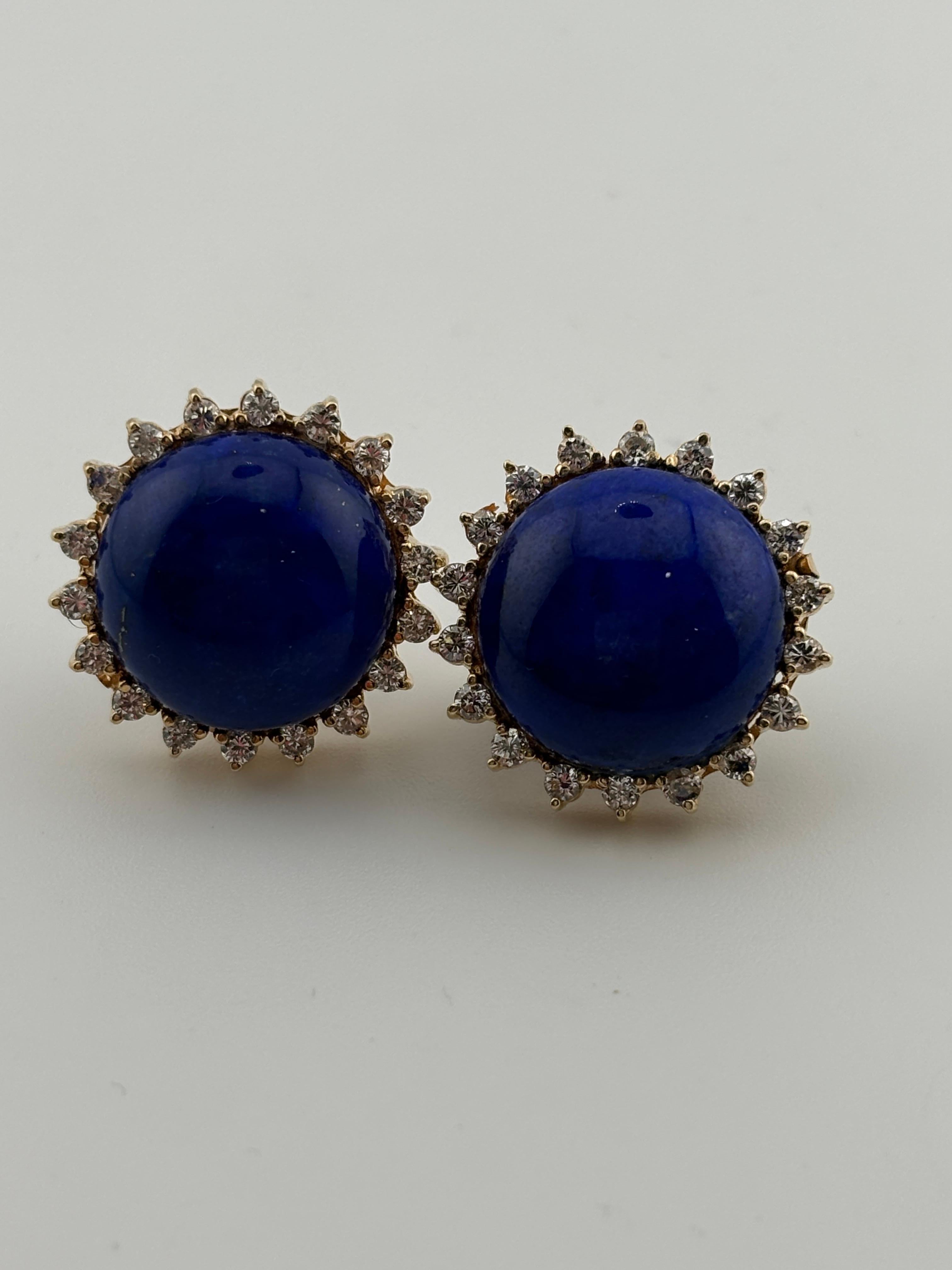 Simpatici orecchini moderni in Lapislazzuli decorati con diamanti. Il Lapislazzuli è apprezzato per il suo bellissimo colore blu intenso con la pirite dorata che traspare. Questi orecchini sono adatti sia per l'uso quotidiano che per le occasioni