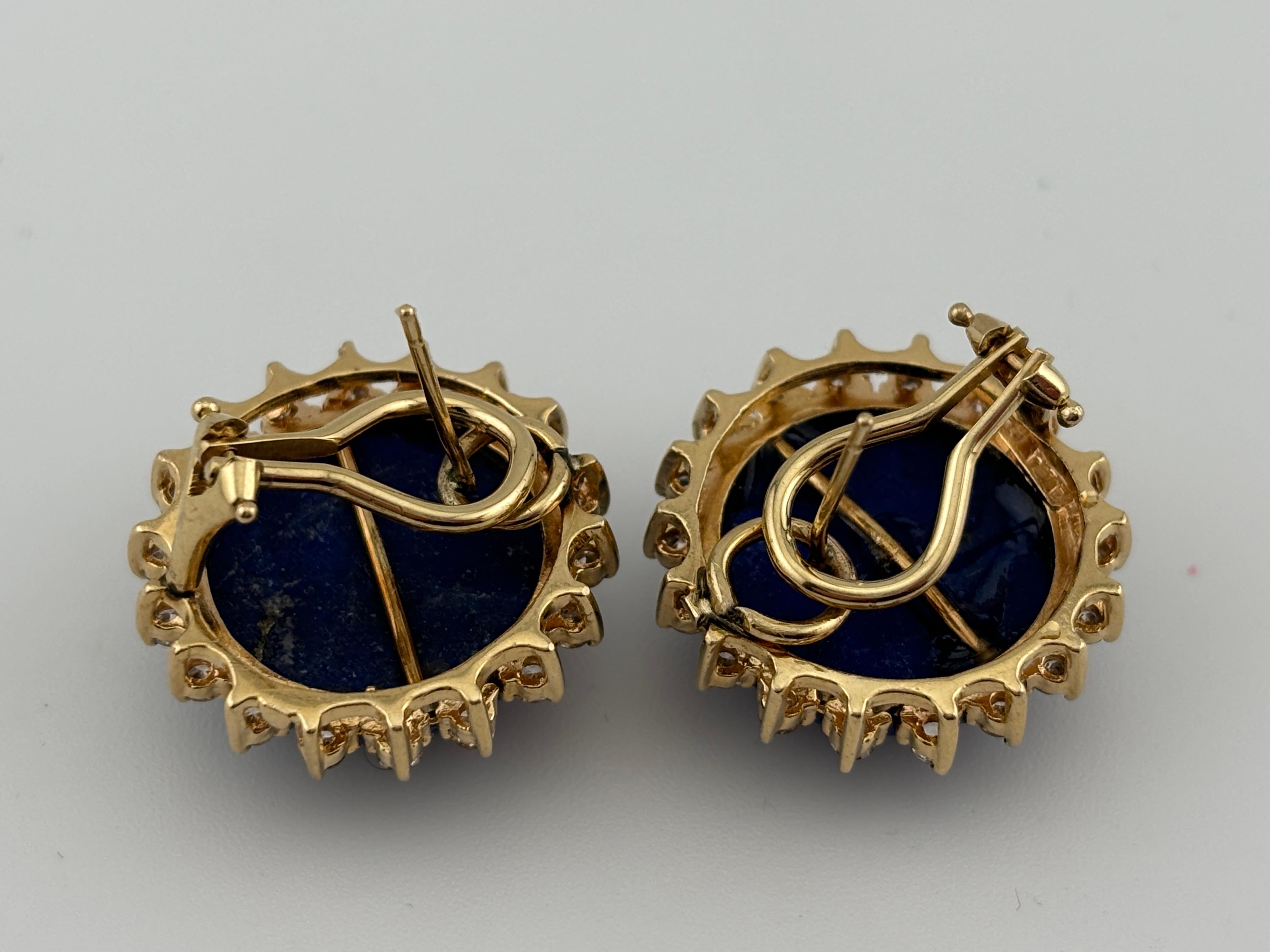 Taglio rotondo Orecchini in lapislazzuli e diamanti in oro 14k Omega Back in vendita