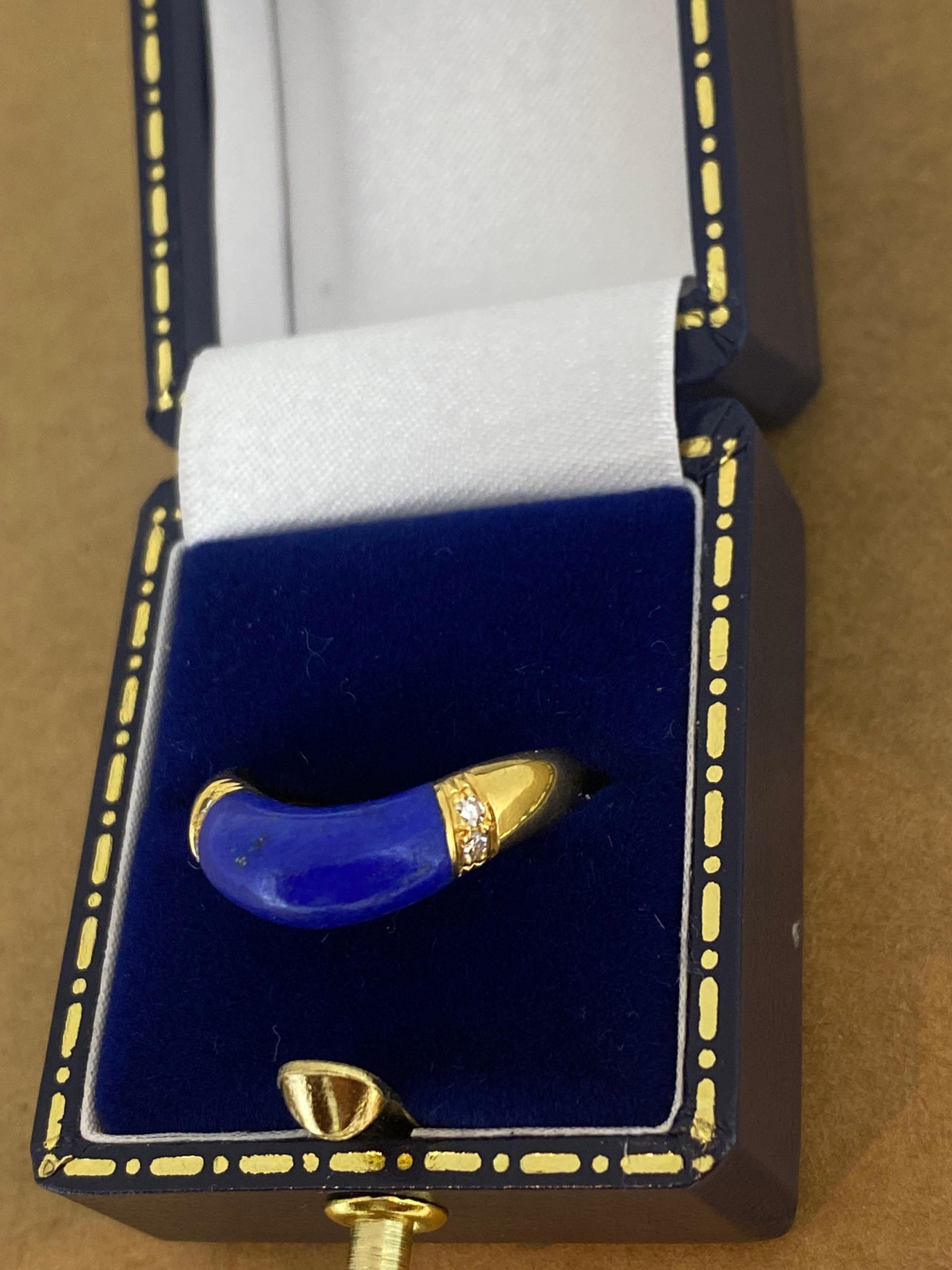 Unusually U-shaped designed - 

good to wear with a solitaire ring & 

fantastic on its own – 

this Italian Retro Ring 

is featuring a Natural Lapis Lazuli 

of distinctive deep vivid blue colour,

measuring 6mm x 14mm 

 

Flanked by 4 sparkling