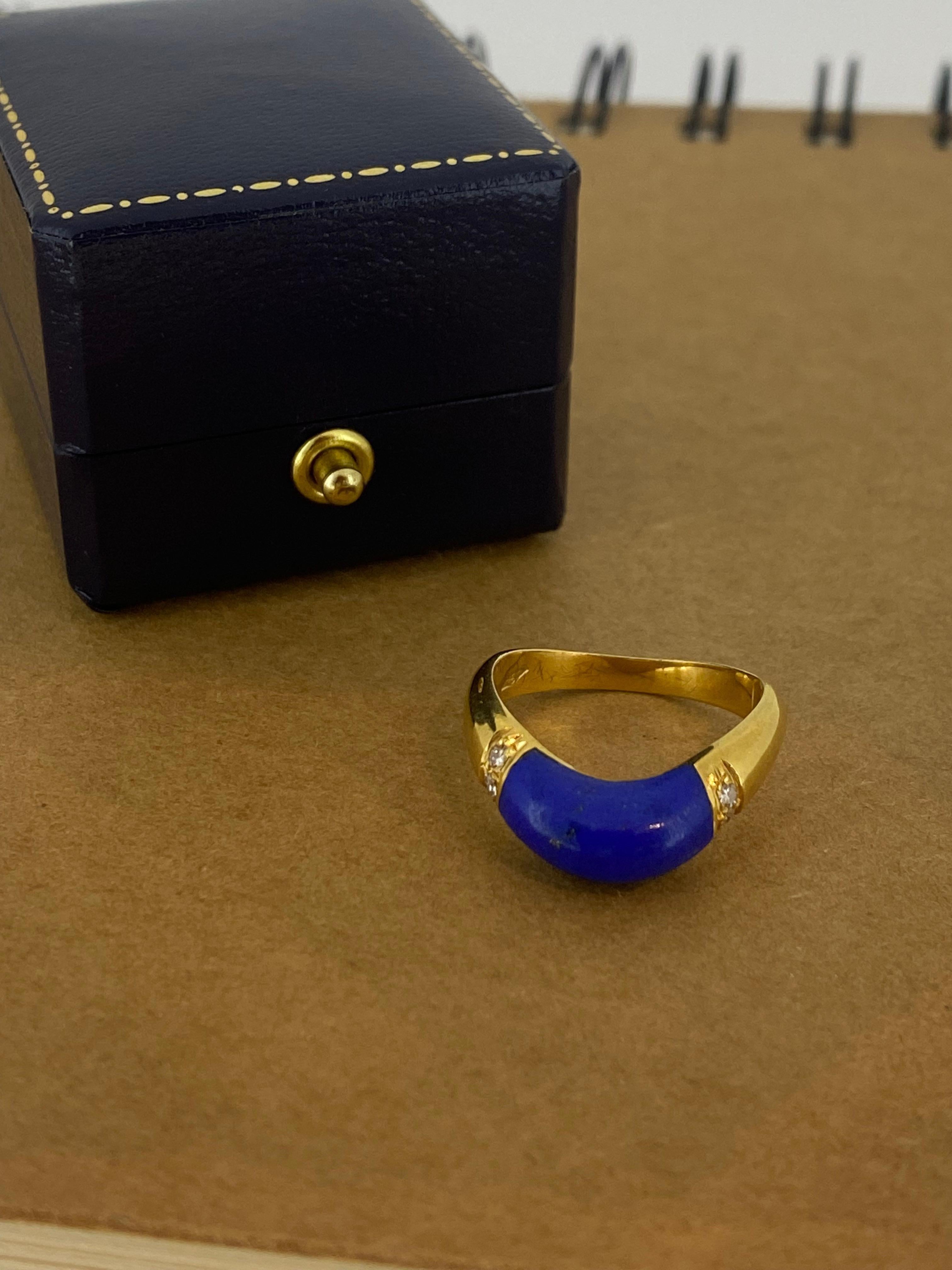 Women's Lapis Lazuli, Diamond 18K Yellow Gold U-Shaped Ring, Italy, Retro, c1960's. For Sale