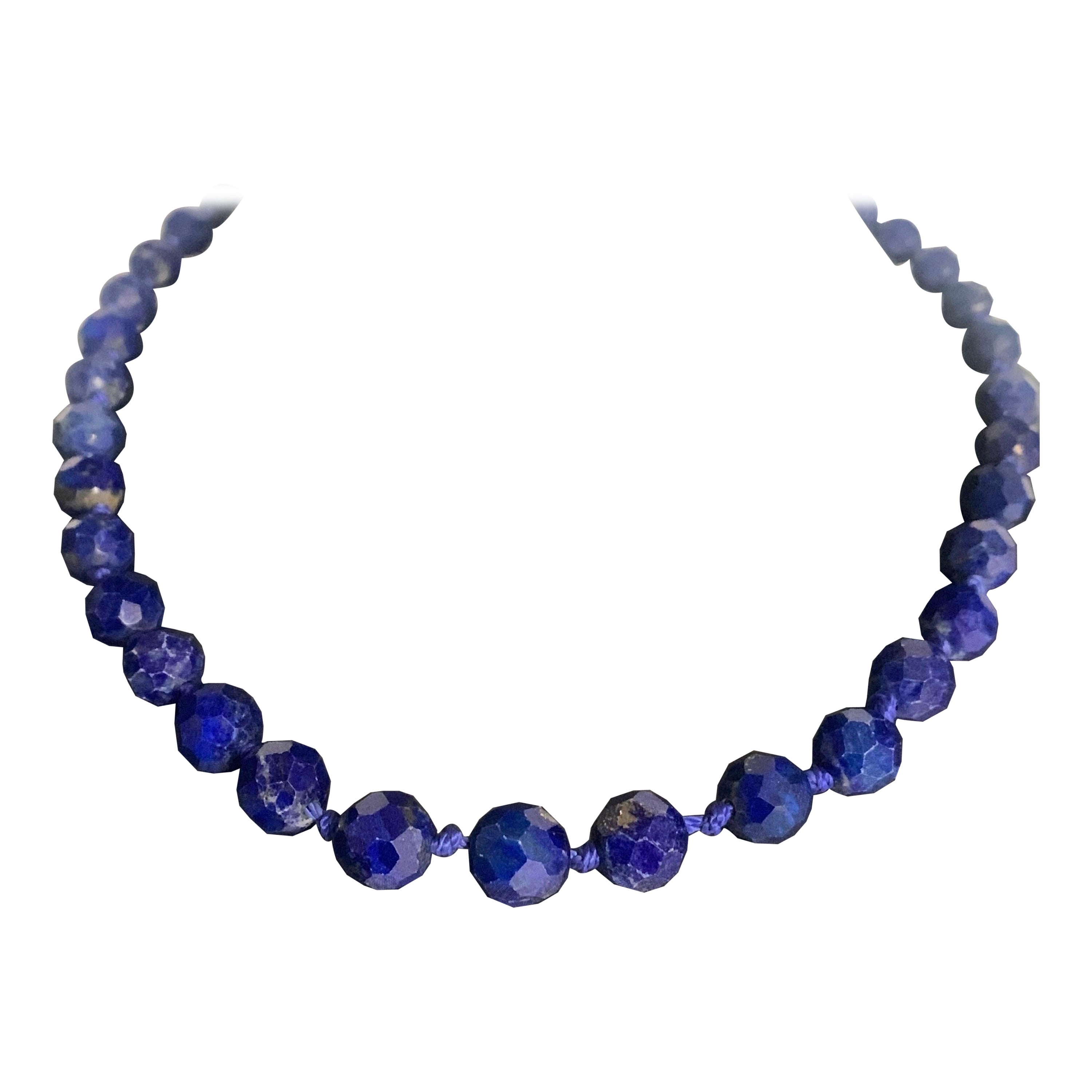 Collier à rangée de lapis-lazuli et de diamants avec fermoir en or jaune