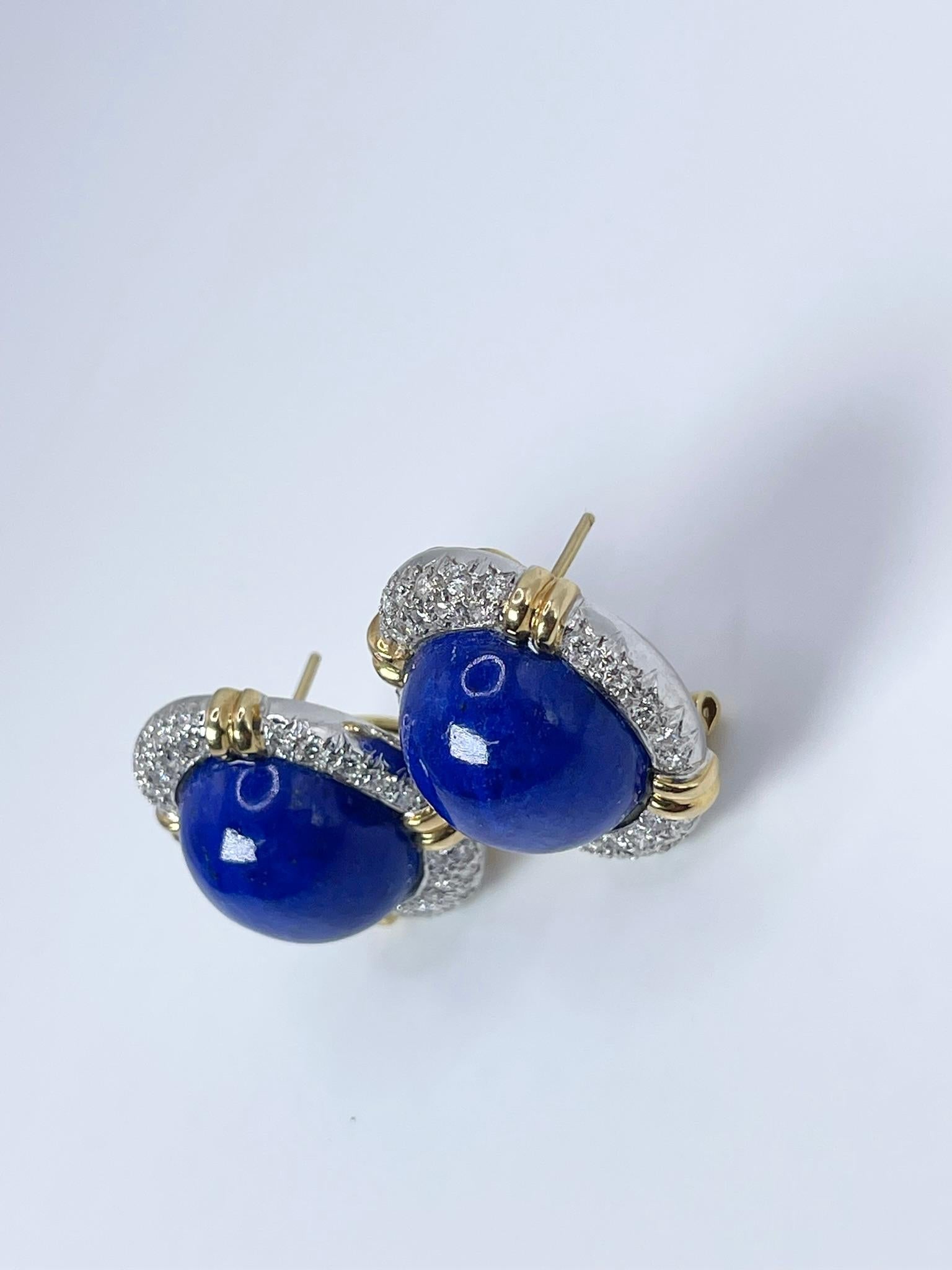 Taille ronde Boucles d'oreilles clips Omega en or 18 carats avec lapis-lazuli et diamants 1,28 carat en vente