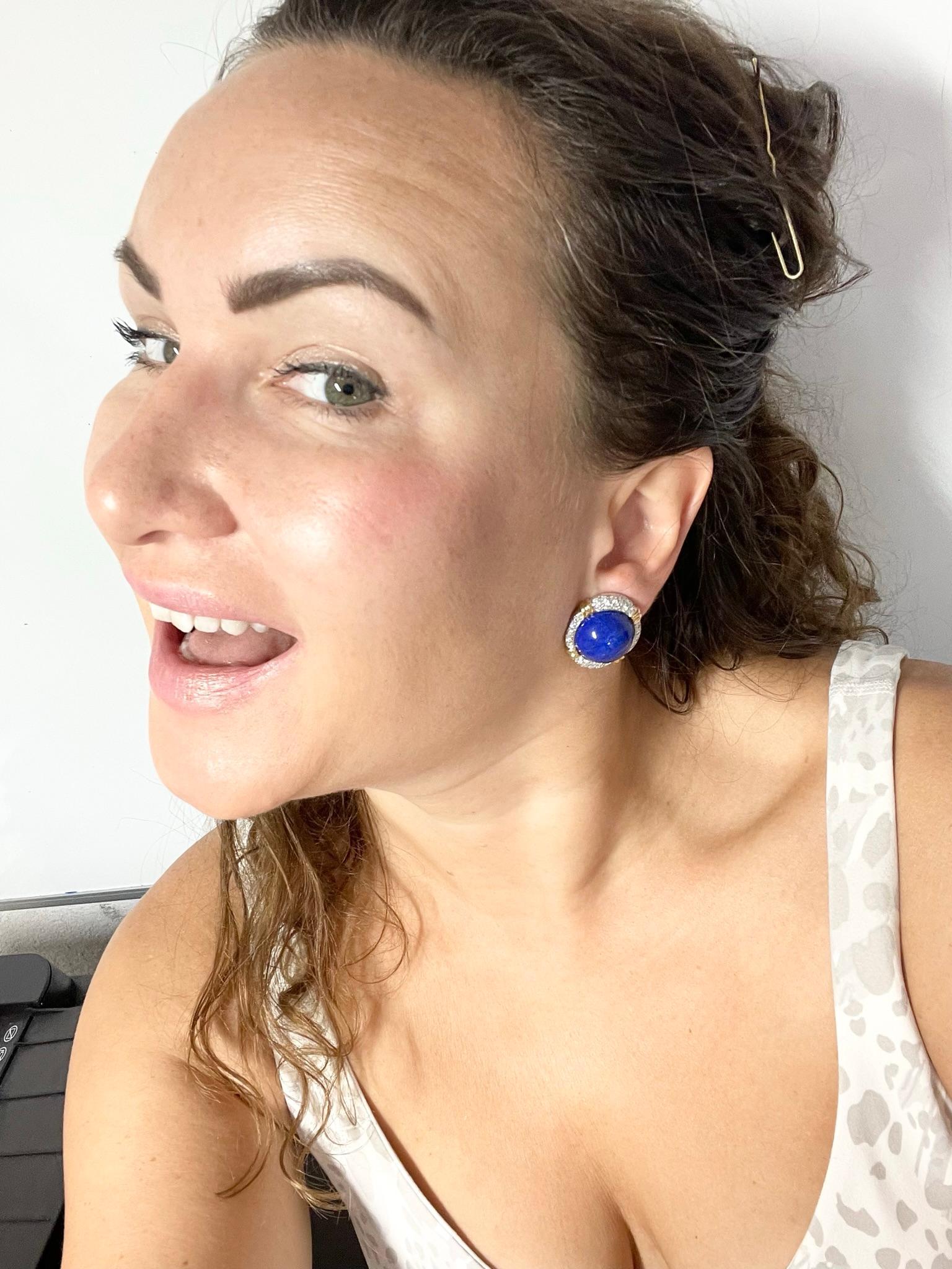 Boucles d'oreilles clips Omega en or 18 carats avec lapis-lazuli et diamants 1,28 carat Excellent état - En vente à Jupiter, FL