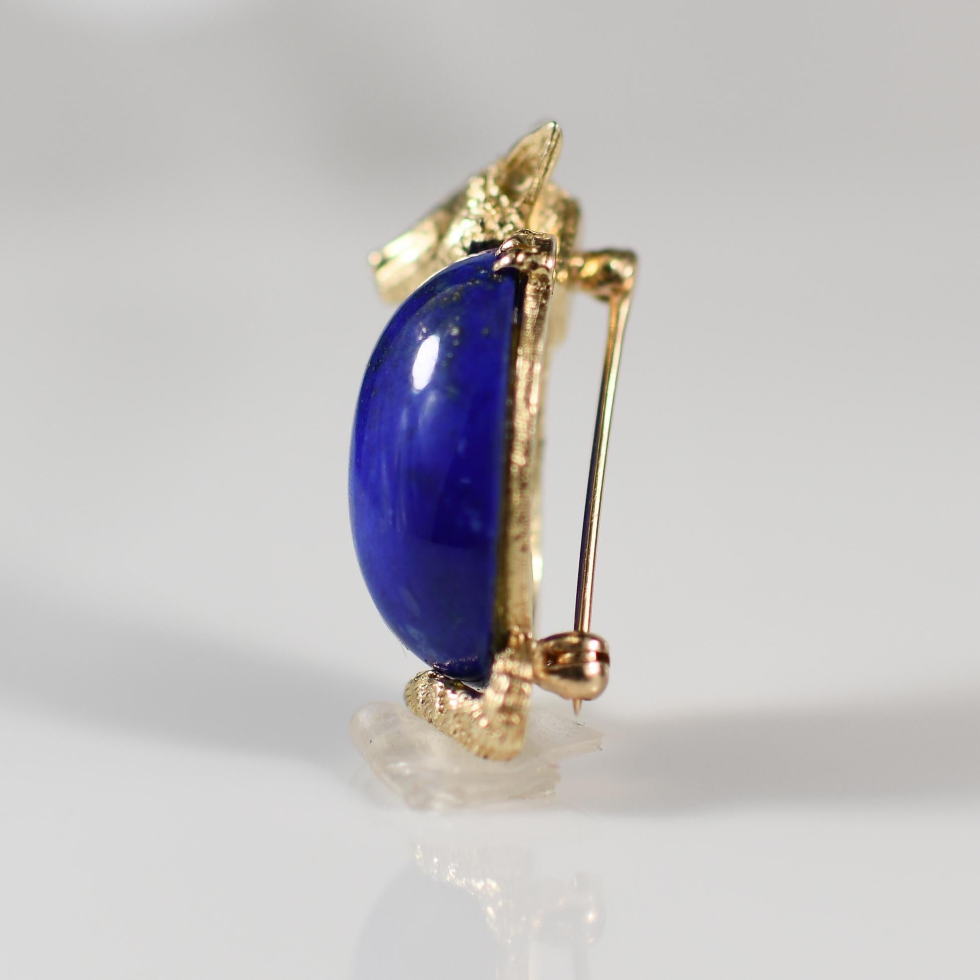 Cette broche renard sophistiquée, réalisée en or jaune 14 carats, est ornée d'un corps en lapis-lazuli et de diamants étincelants. Le bleu profond du lapis-lazuli contraste magnifiquement avec l'éclat des diamants, mettant en valeur la forme