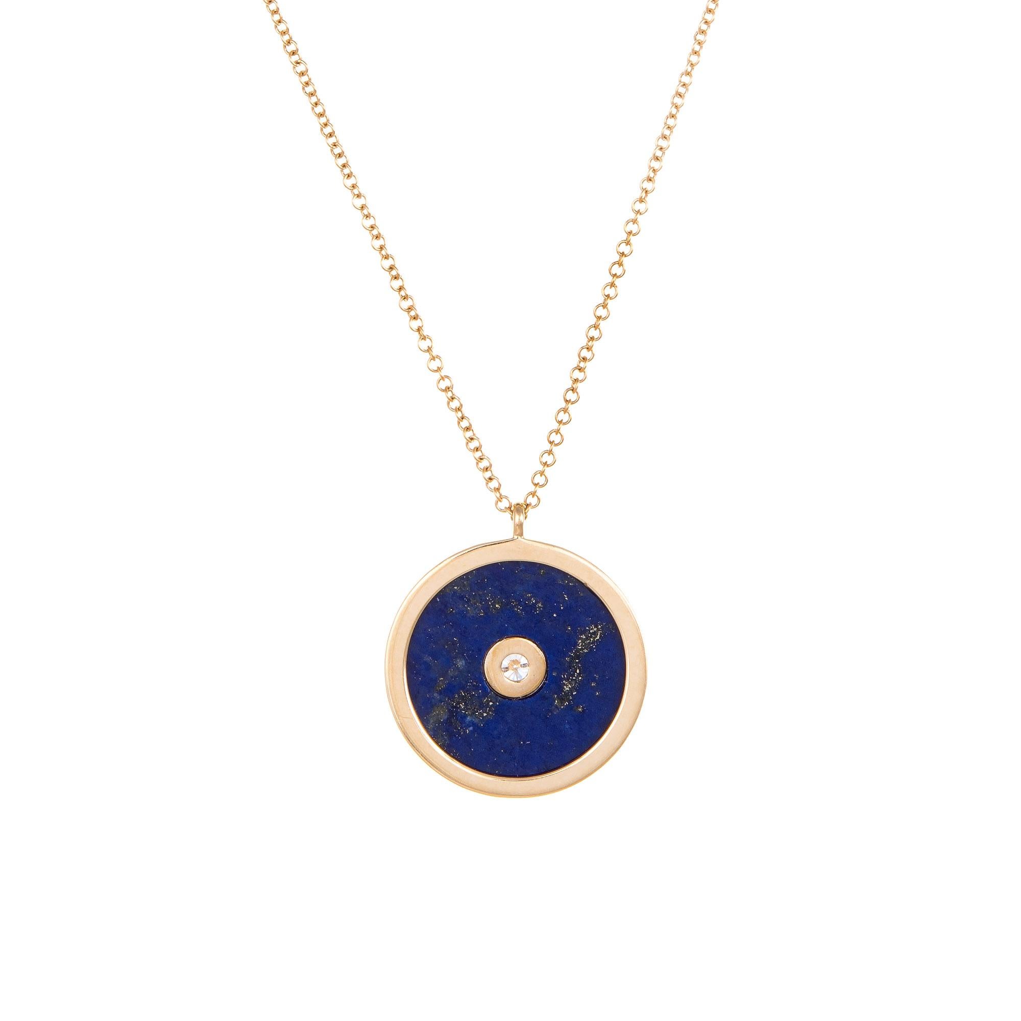 Stilvolle und fein detaillierte Lapislazuli & Diamantkette aus 14 Karat Gelbgold.  

Der zentrale Diamant wird auf 0::12 Karat geschätzt (geschätzte Farbe G-H und Reinheit VS2). Der Lapis misst 15 mm im Durchmesser. Der Lapis misst 14mm x 10mm (in