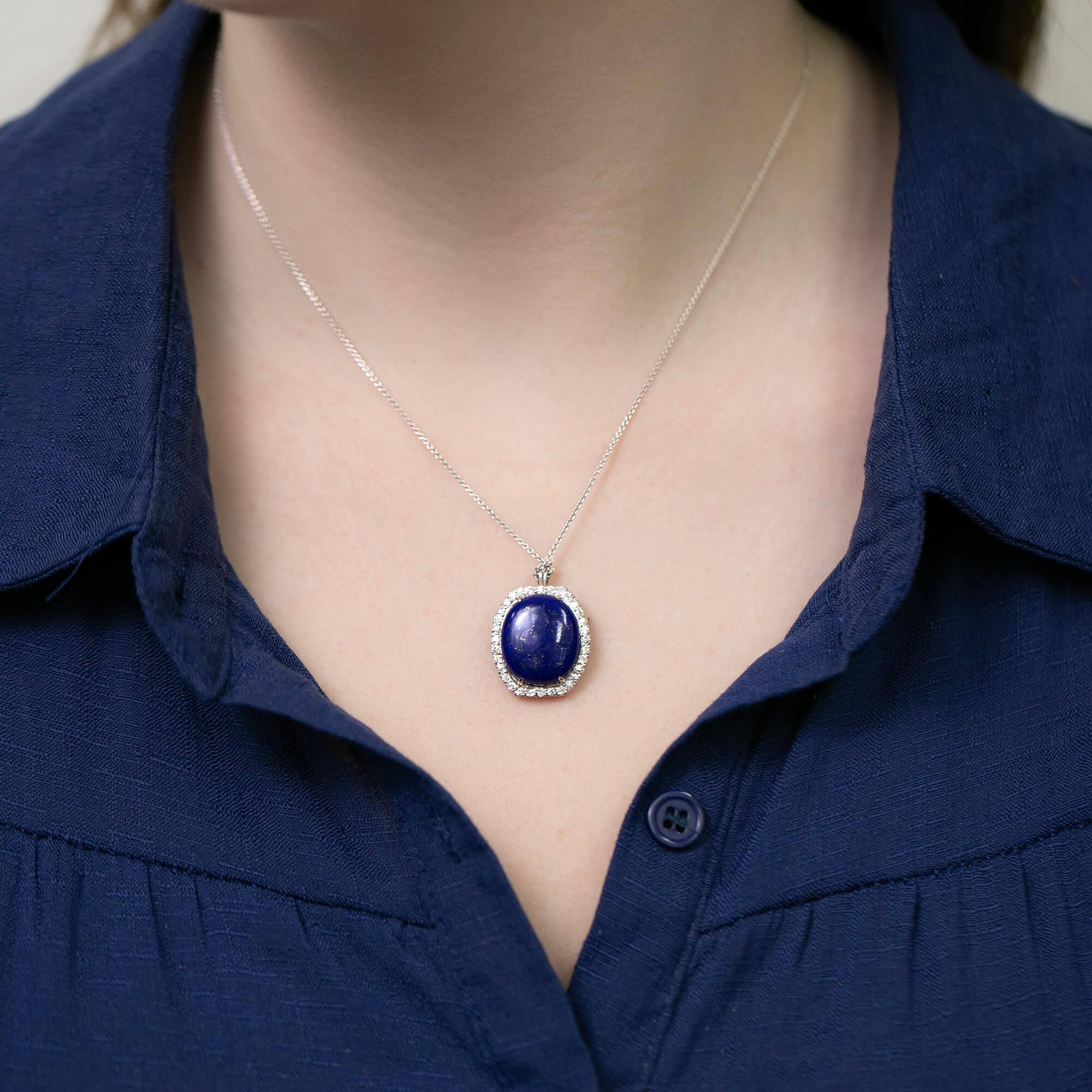 Questo pezzo versatile può essere indossato come spilla o come ciondolo. Uno splendido Lapislazzuli con macchie di pirite dorata fa da centro, circondato da diamanti taglio brillante incastonati nel platino. Dotata di una guida pieghevole divisa e