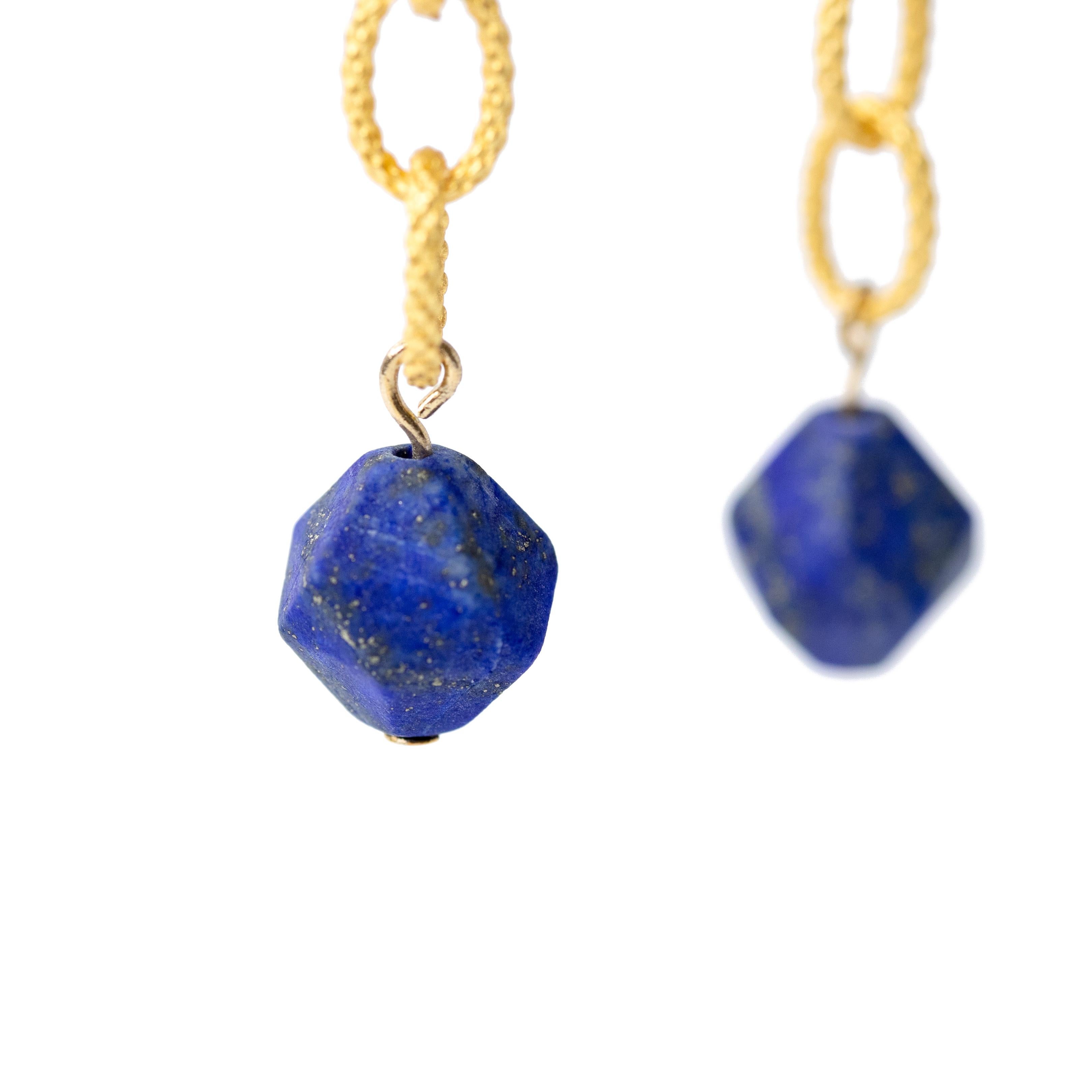 Ces boucles d'oreilles sont fabriquées à la main à partir de lapis-lazuli et d'une chaîne en or détaillée. Ils vous offrent le mélange parfait de subtilité et d'élégance pour vous démarquer sans effort. 

* Longueur totale de 2,5 pouces
* Perles de