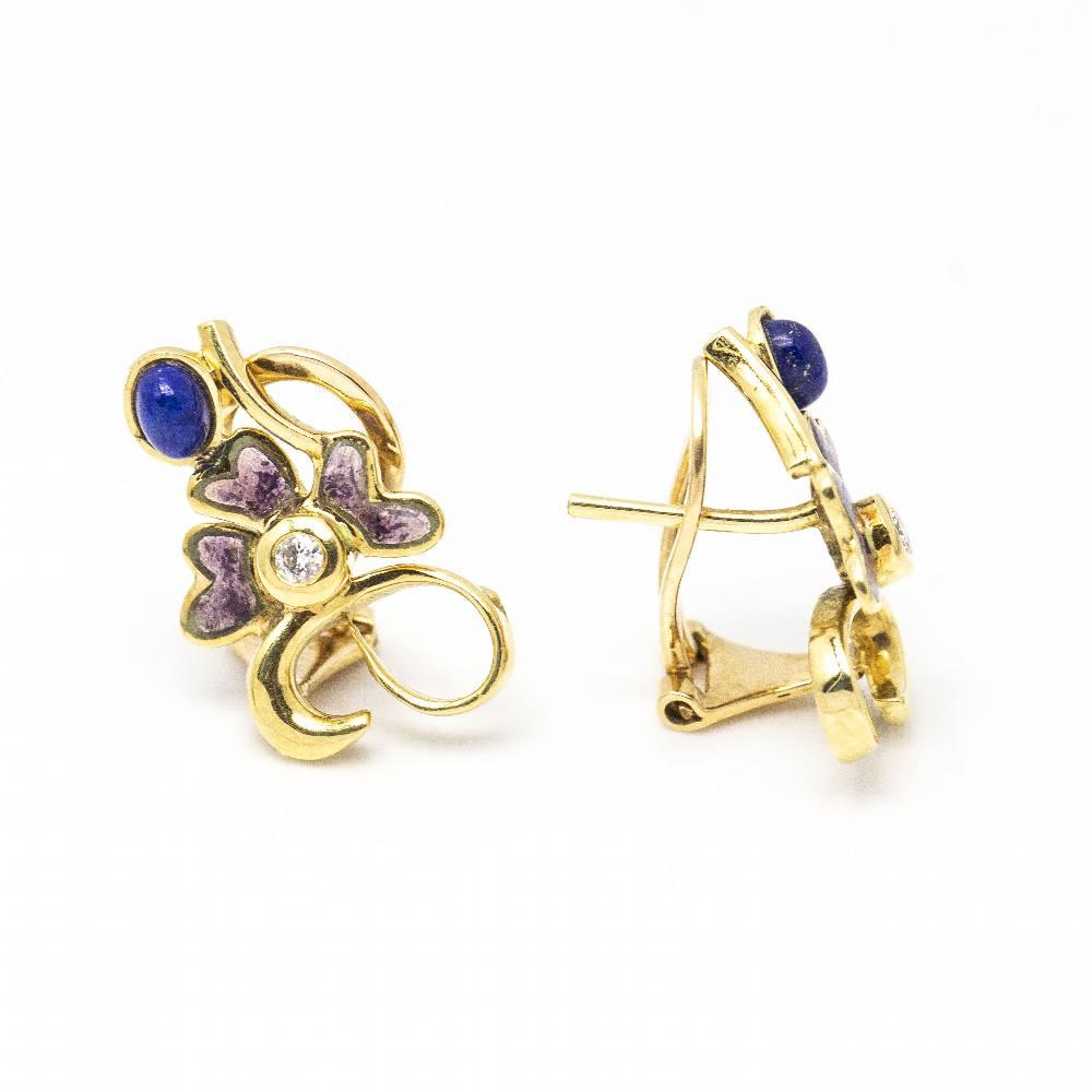 Orecchini vintage con smalto a fuoco  2x diamanti taglio Brilliante del peso di 0,06ct. e 2x lapislazzuli taglio cabochon  Chiusura Omega  Oro giallo 18kt  4.56 grammi  Misure: 2,0 cm di lunghezza e 1,0 cm di larghezza  Questi orecchini sono in