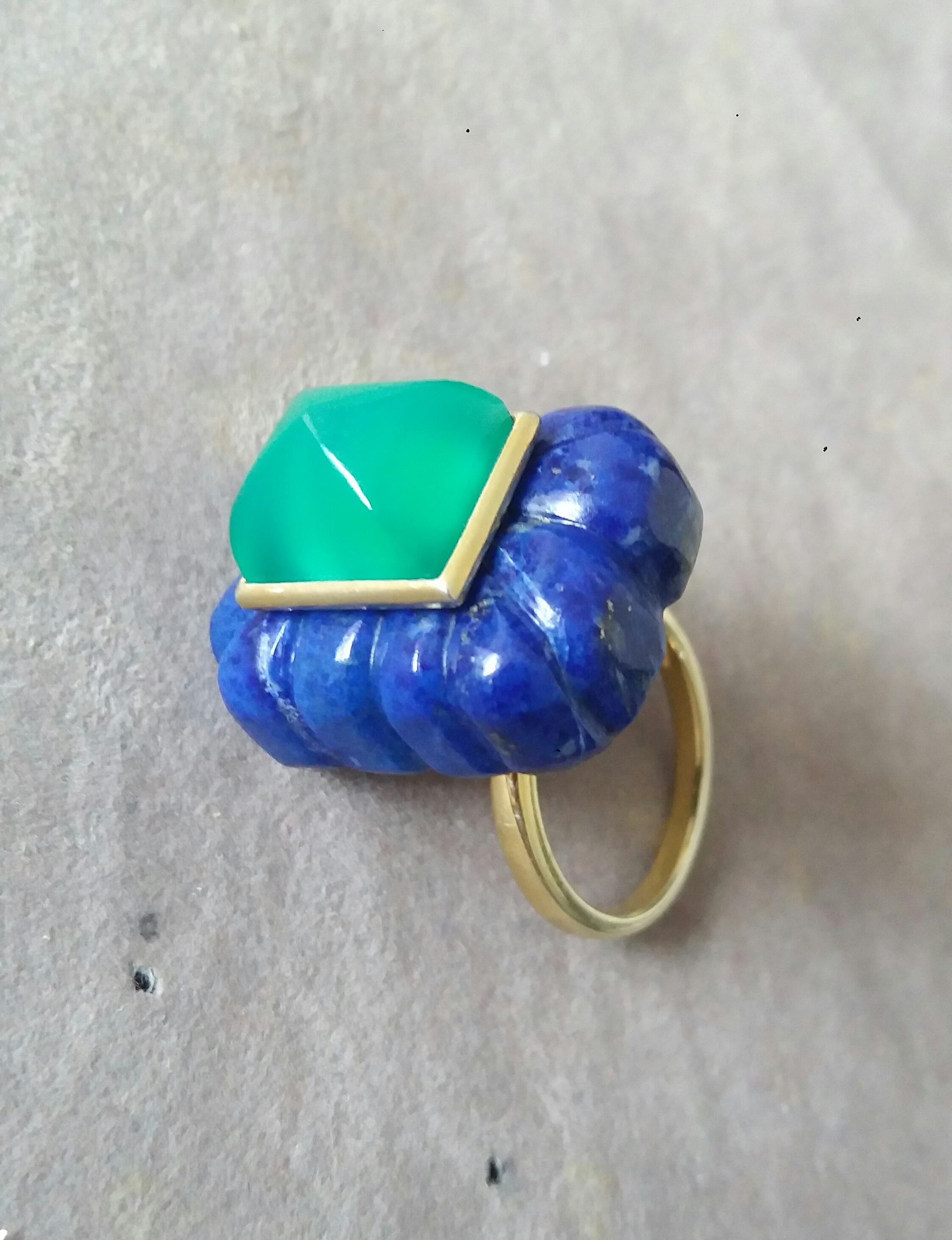 Bague unique avec un grand Lapis Lazuli gravé de forme rectangulaire mesurant 20 mm. x 25 mm x 10mm. et pesant 60 Carats avec une belle Pyramide d'Onyx Vert mesurant 10 mm x 12 mm sertie dans un chaton en or jaune 14 carats.  L'or jaune massif est
