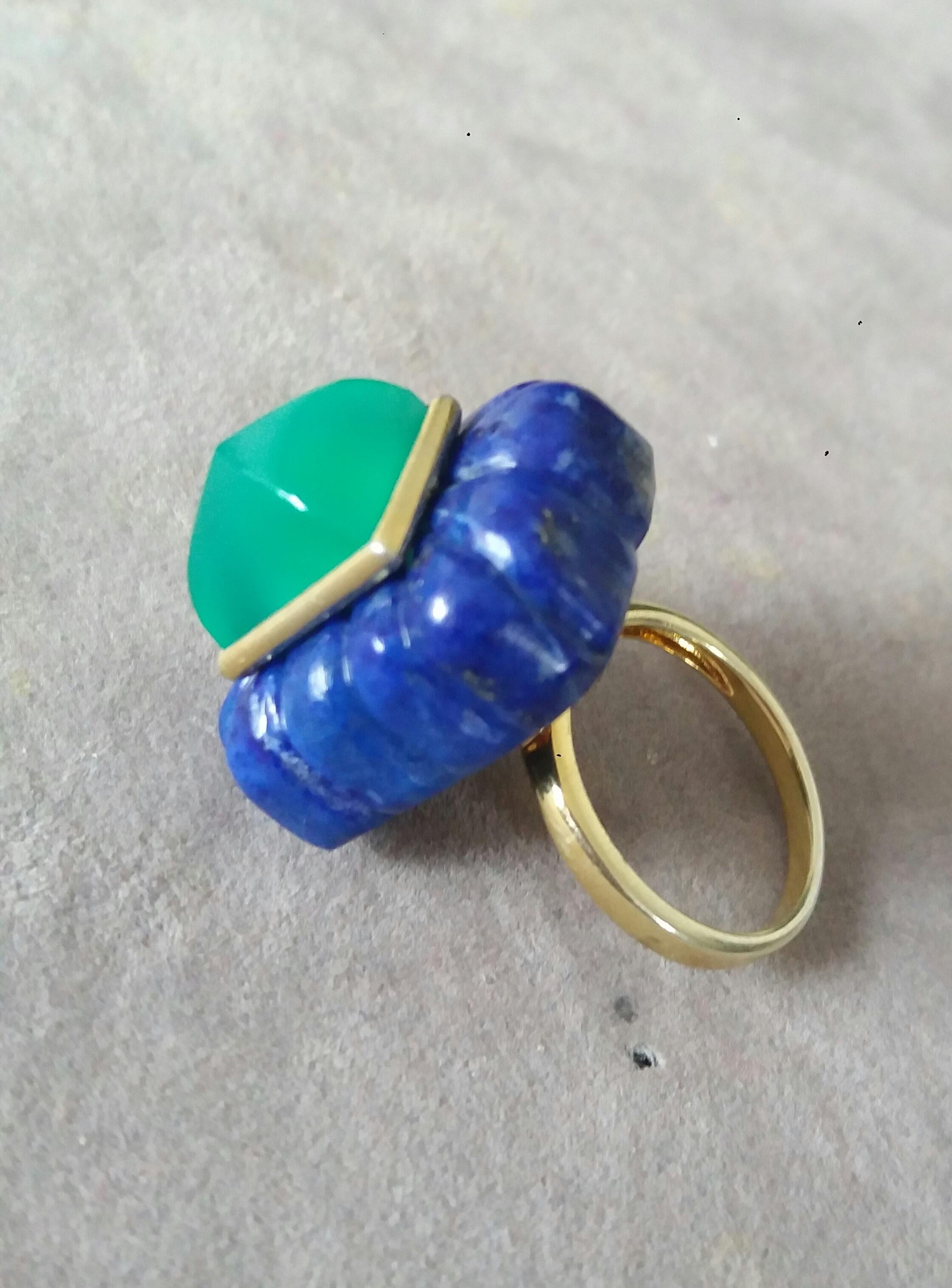 Art déco Bague pyramide de forme rectangulaire gravée en lapis-lazuli et or jaune 14 carats en vente