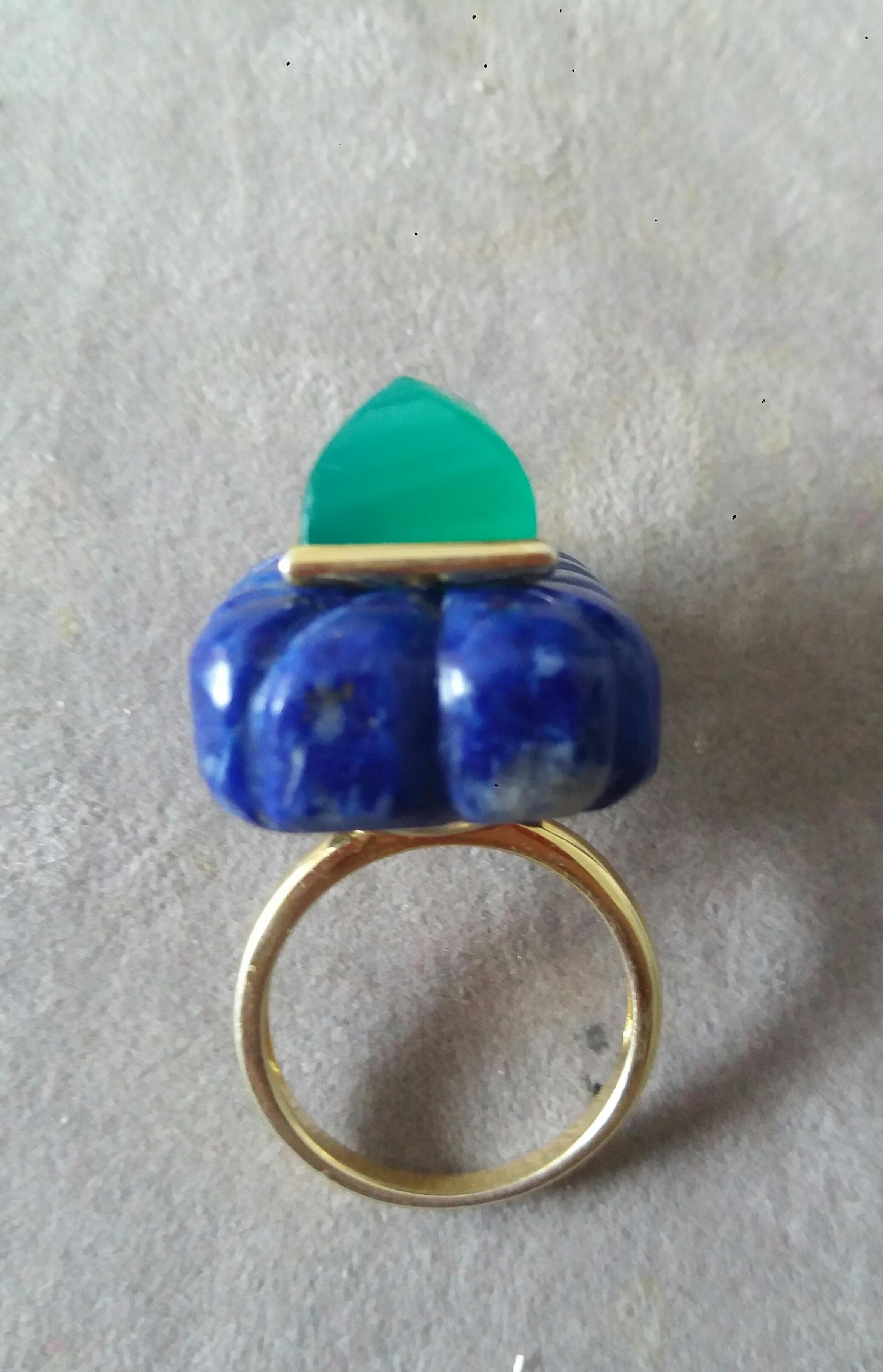 Taille mixte Bague pyramide de forme rectangulaire gravée en lapis-lazuli et or jaune 14 carats en vente