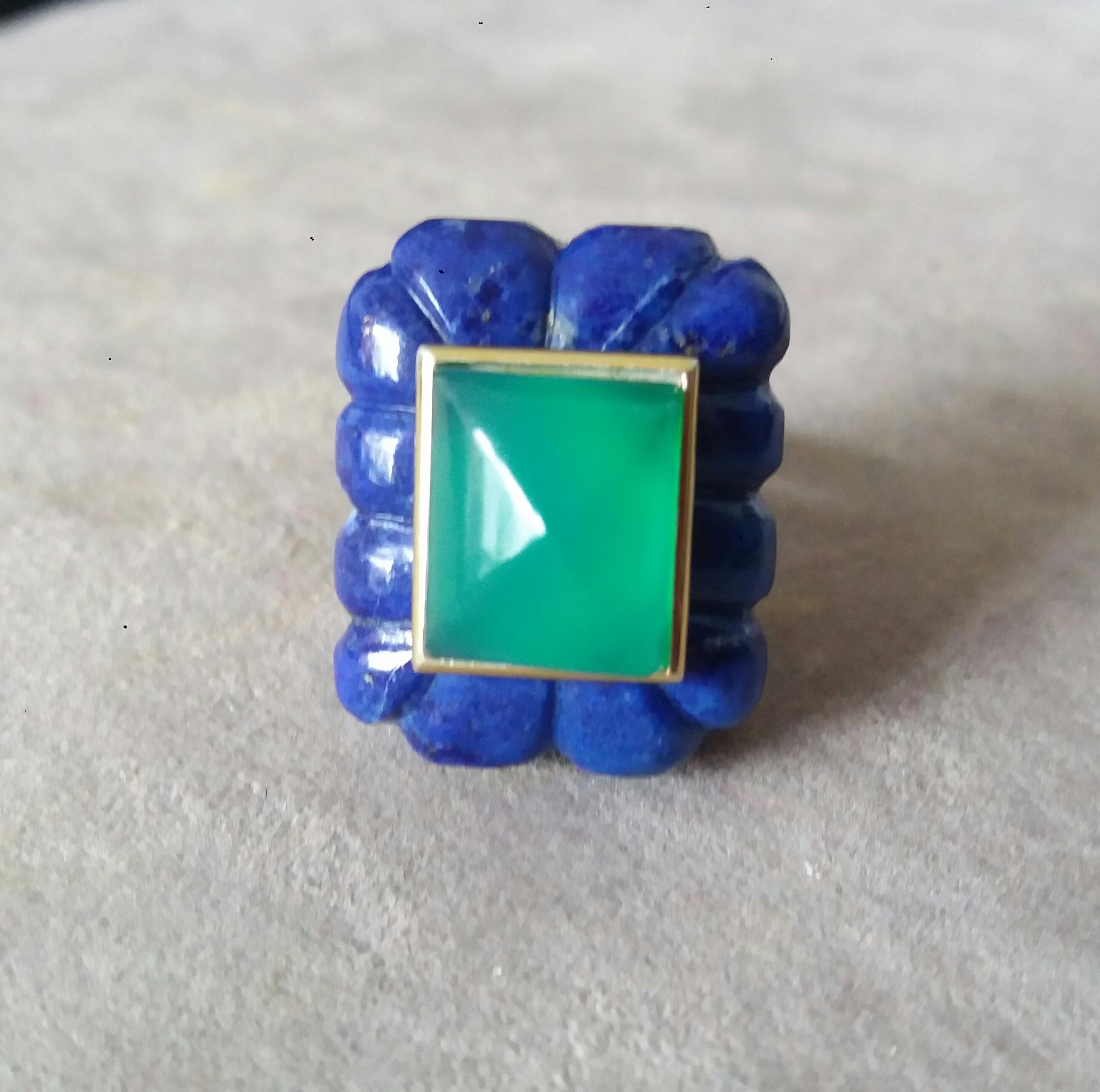 Bague pyramide de forme rectangulaire gravée en lapis-lazuli et or jaune 14 carats Neuf - En vente à Bangkok, TH