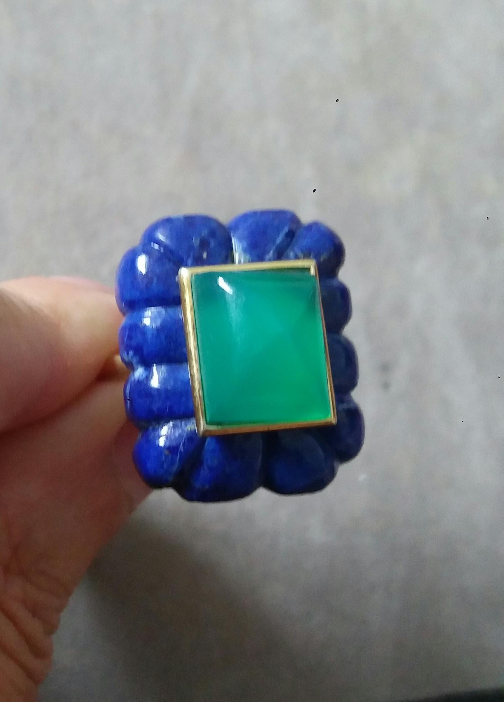 Bague pyramide de forme rectangulaire gravée en lapis-lazuli et or jaune 14 carats Pour femmes en vente