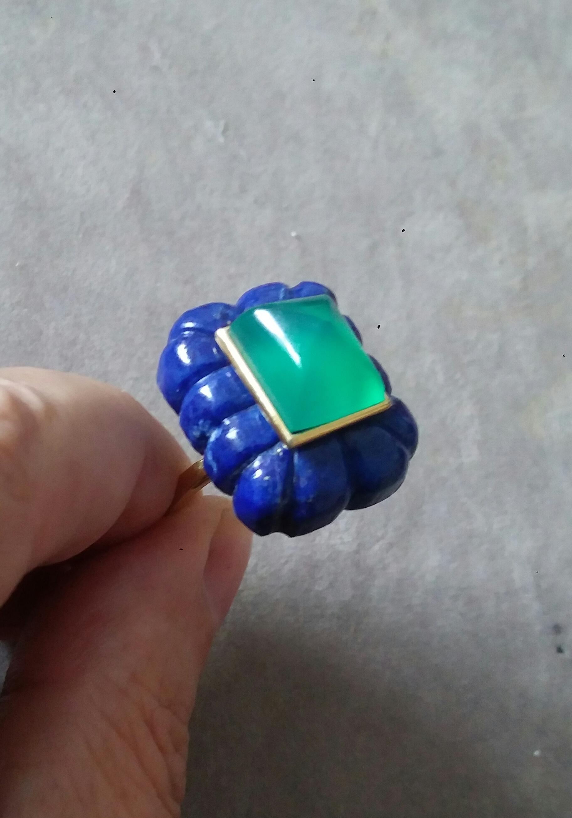 Bague pyramide de forme rectangulaire gravée en lapis-lazuli et or jaune 14 carats en vente 1