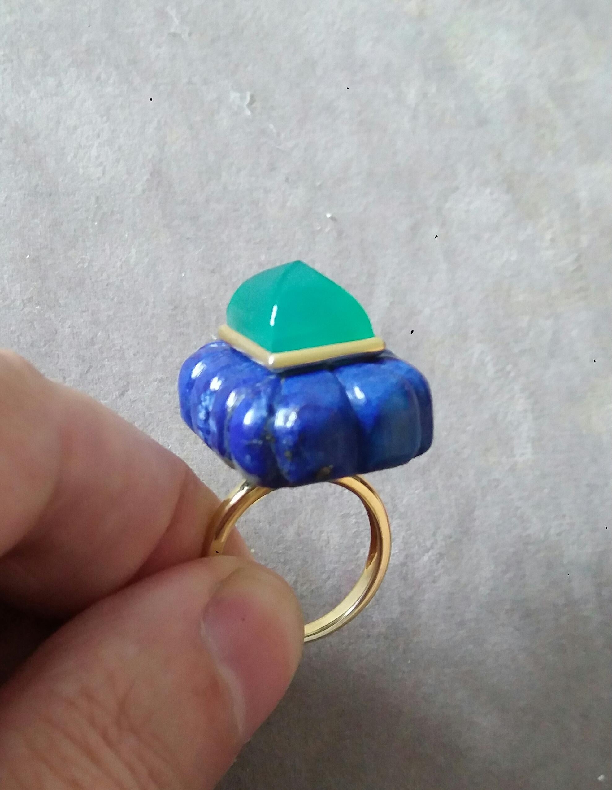 Bague pyramide de forme rectangulaire gravée en lapis-lazuli et or jaune 14 carats en vente 2