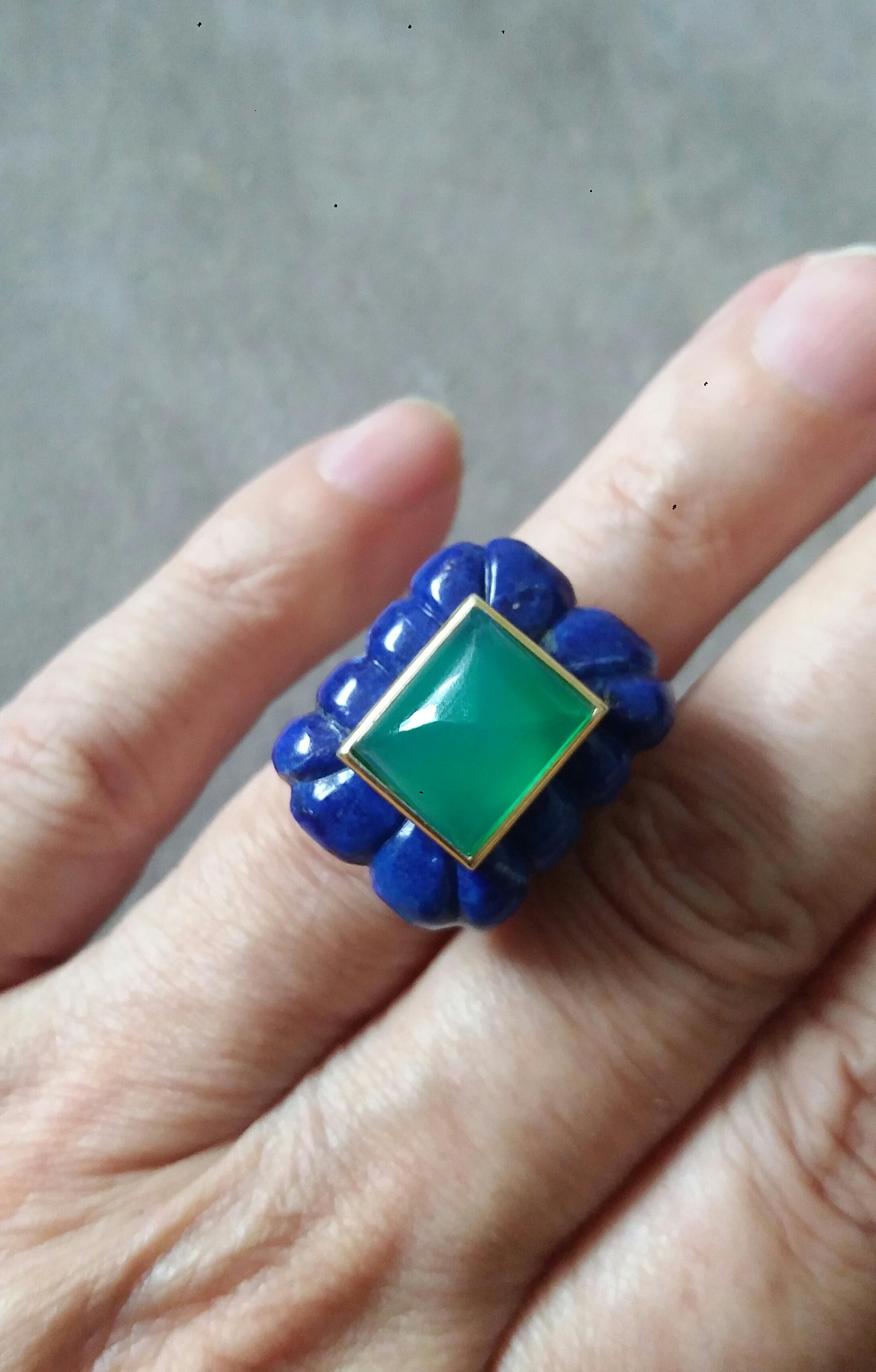 Bague pyramide de forme rectangulaire gravée en lapis-lazuli et or jaune 14 carats en vente 3