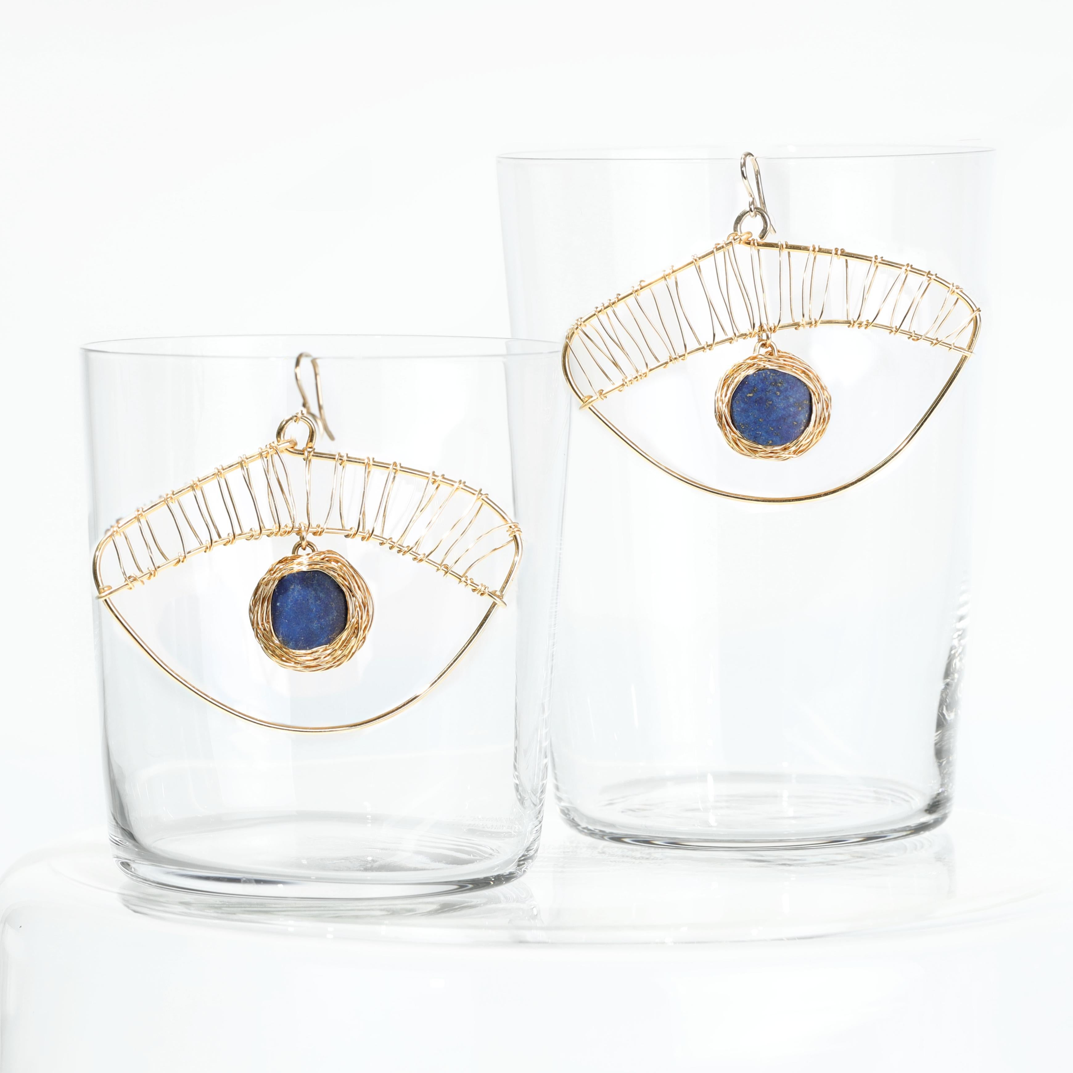 Boucles d'oreilles uniques en leur genre en lapis-lazuli, pierre bleue style oeil  par l'artiste en vente 4
