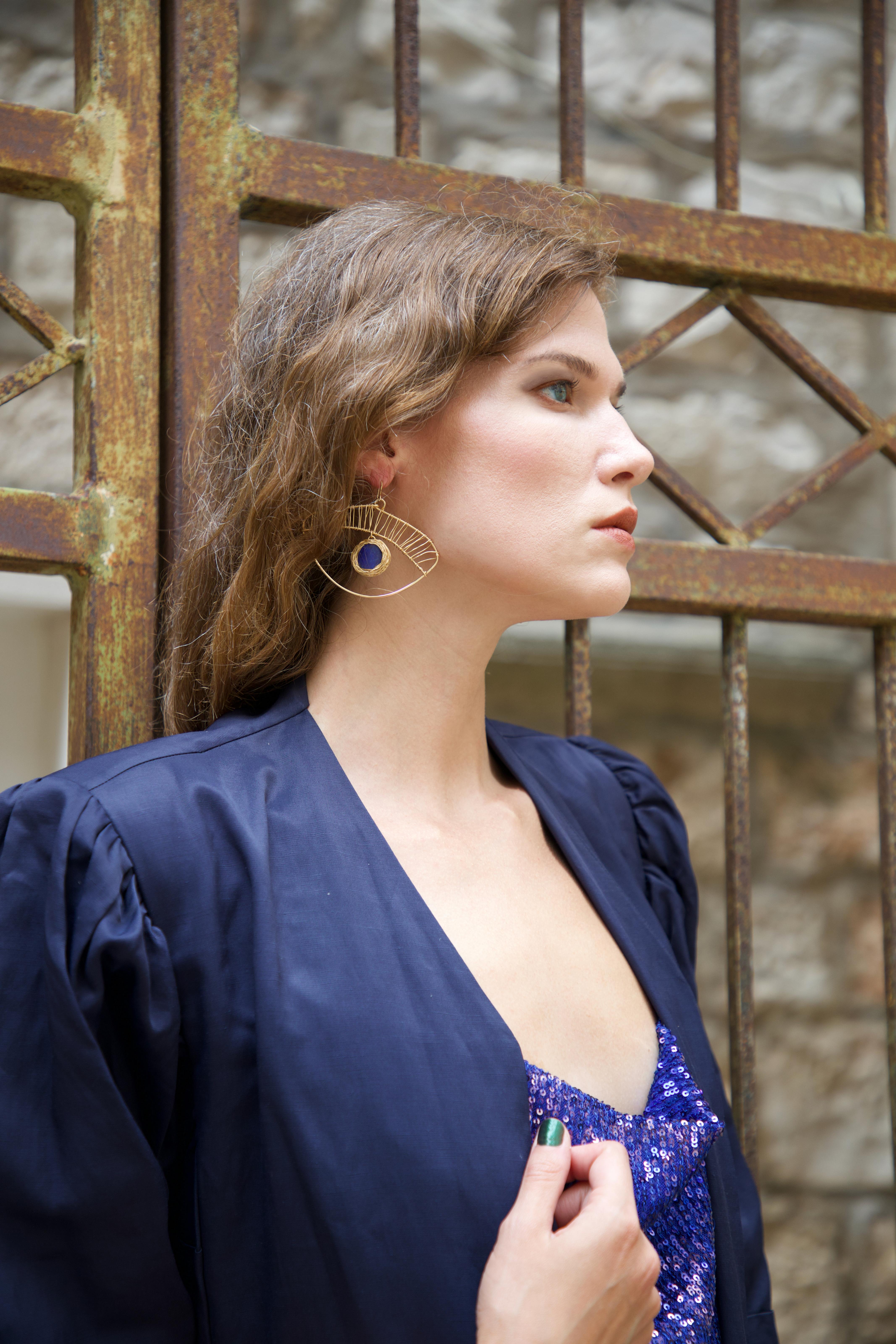 Boucles d'oreilles uniques en leur genre en lapis-lazuli, pierre bleue style oeil  par l'artiste en vente 6