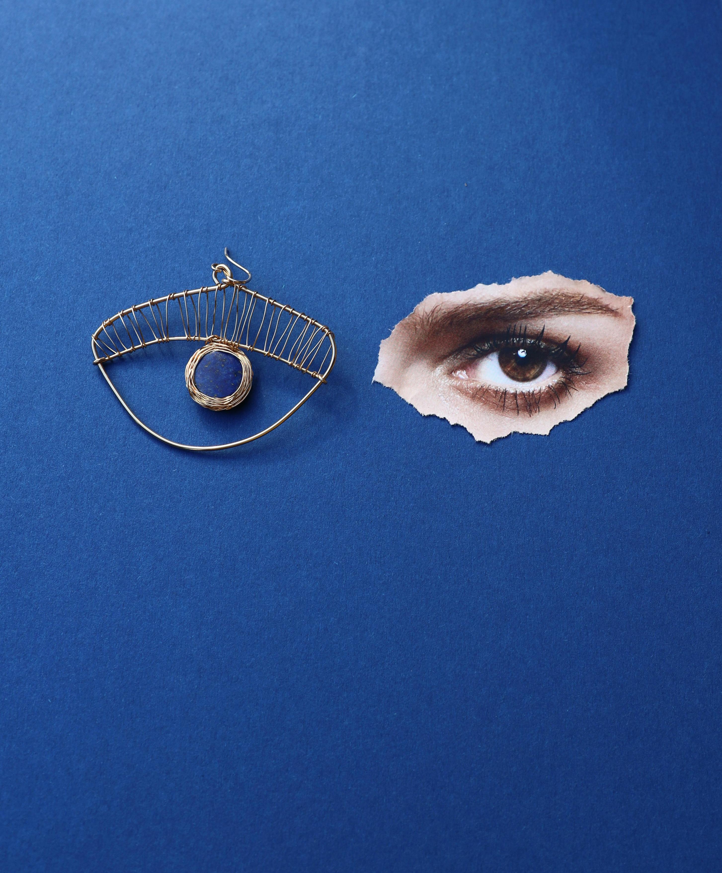 Boucles d'oreilles uniques en leur genre en lapis-lazuli, pierre bleue style oeil  par l'artiste en vente 7